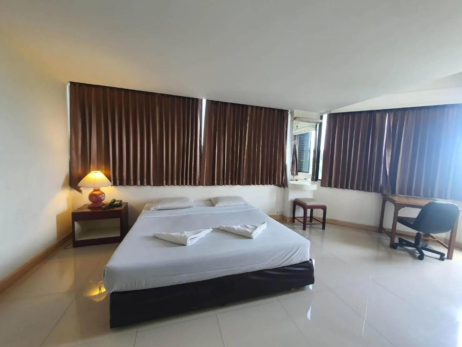 Bedroom, Bed in The Pacific Cool Chic