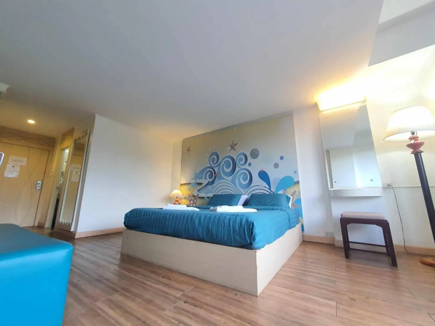 Bedroom, Bed in The Pacific Cool Chic