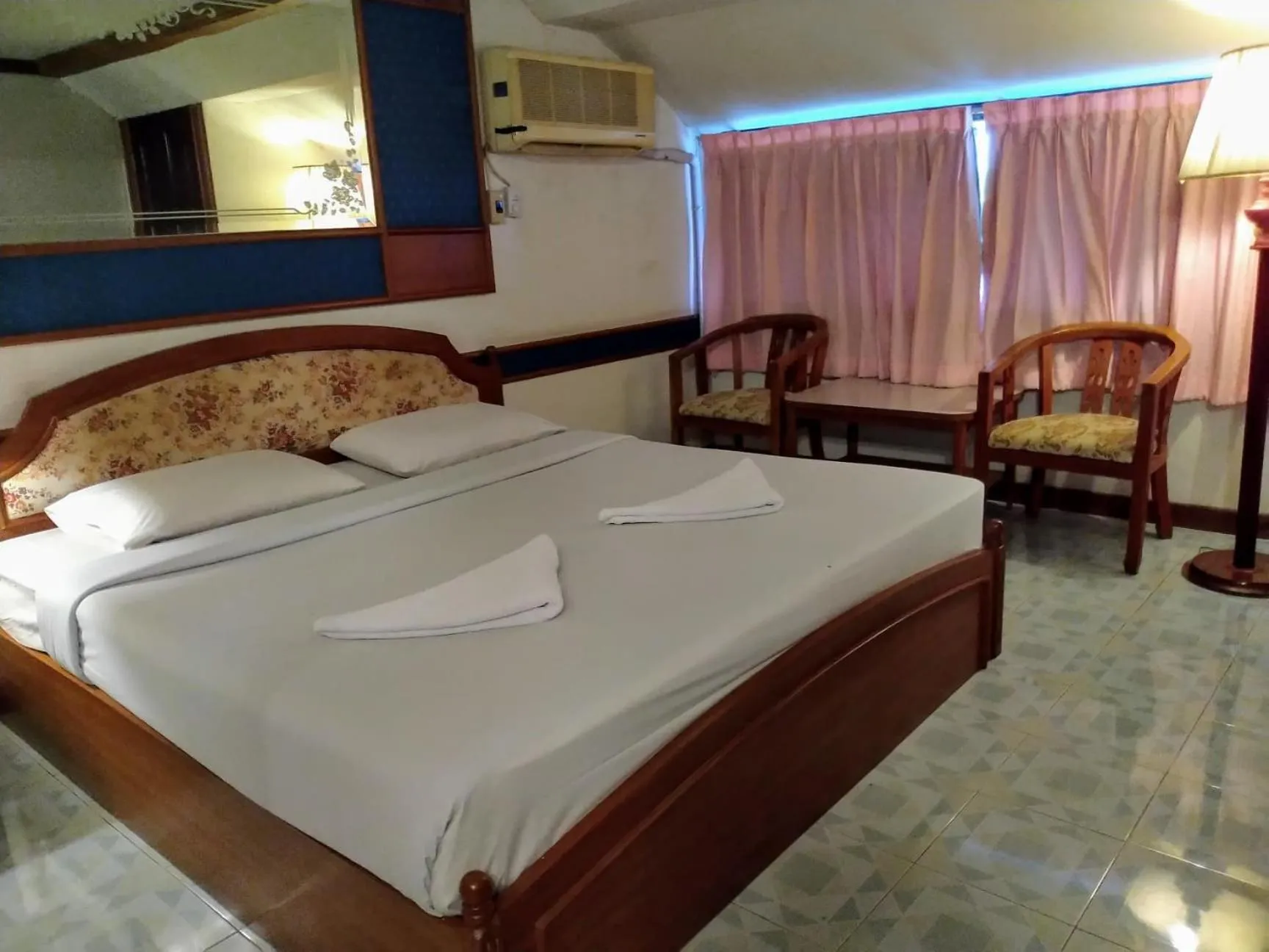 Bedroom, Bed in The Pacific Cool Chic