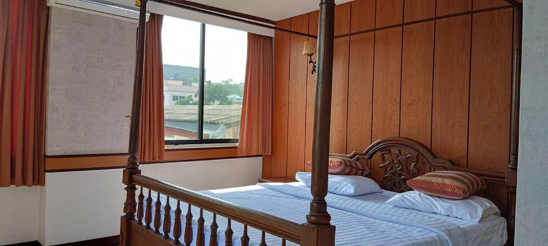 Bedroom, Bed in The Pacific Cool Chic