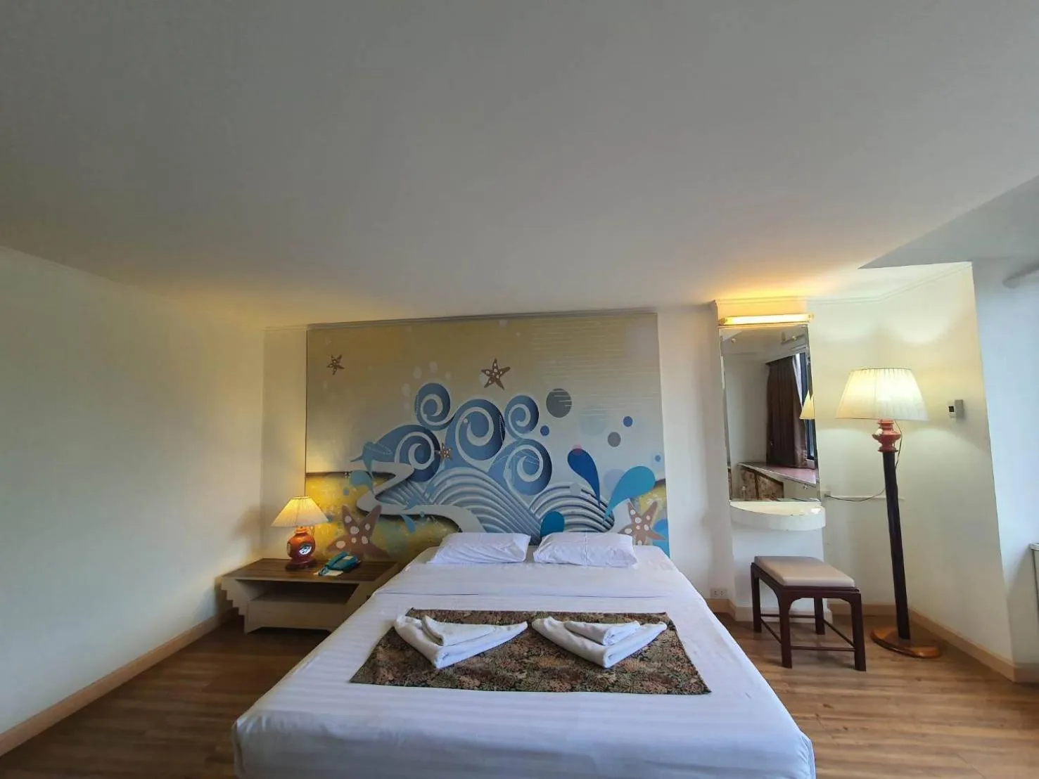 Bedroom, Bed in The Pacific Cool Chic