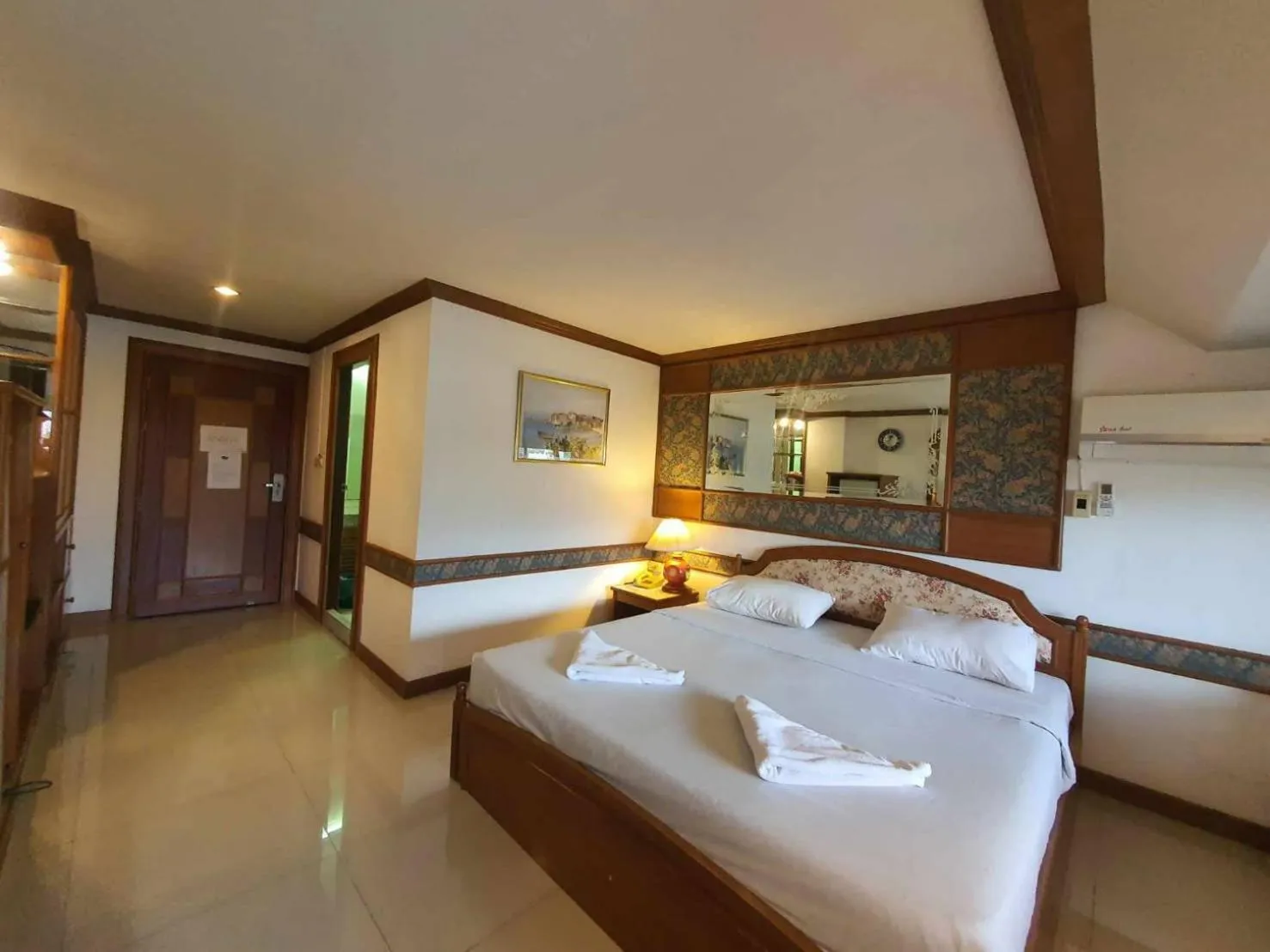 Bedroom, Bed in The Pacific Cool Chic