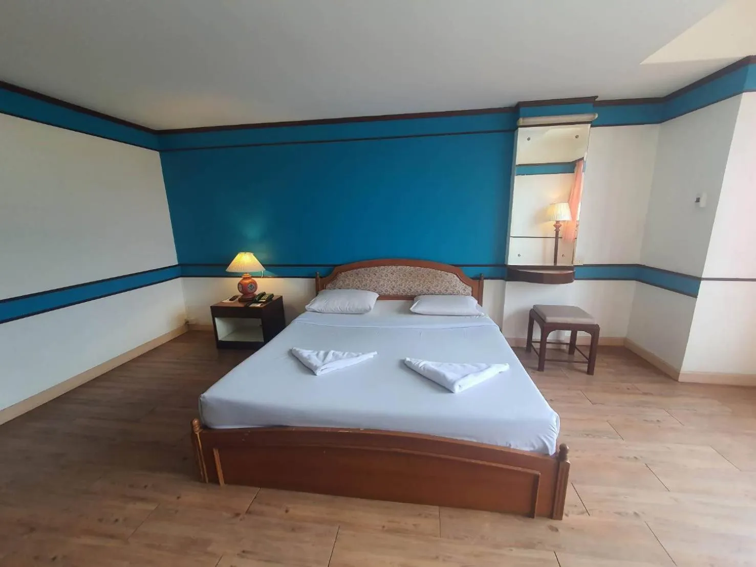 Bedroom, Bed in The Pacific Cool Chic