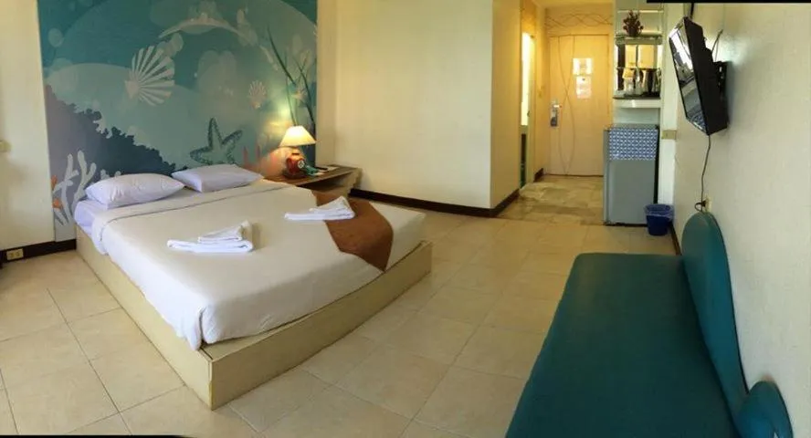 Bedroom, Bed in The Pacific Cool Chic