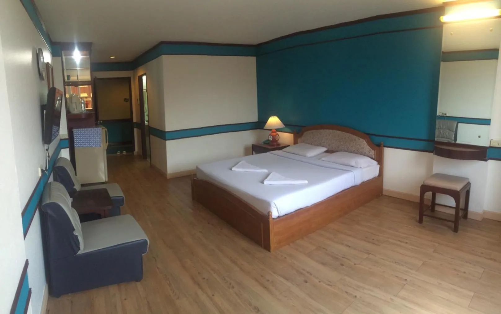 Bedroom, Bed in The Pacific Cool Chic