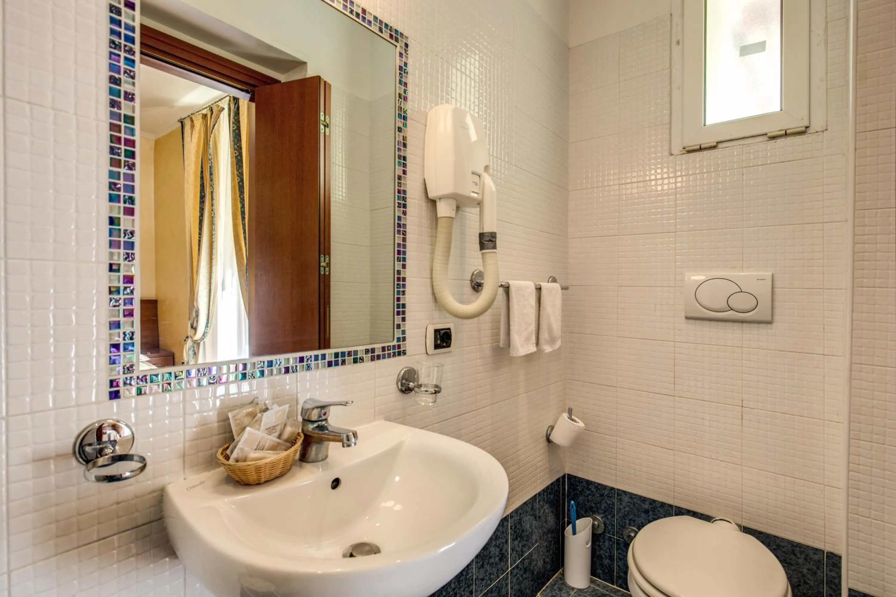 Bathroom in Hotel Maryelen 2