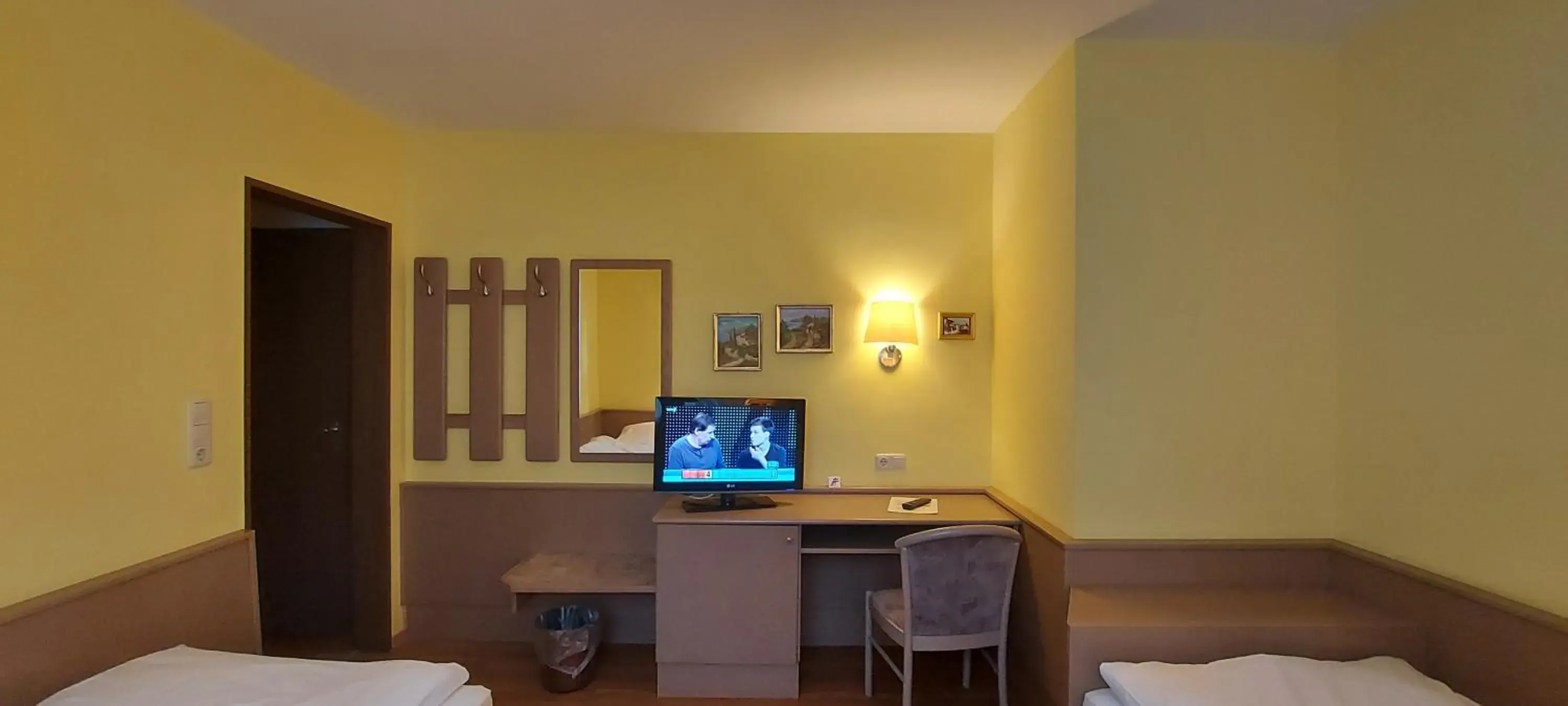 Twin Room with Bathroom in Hotel Astoria Twin Room with Bathroom in Hotel Astoria