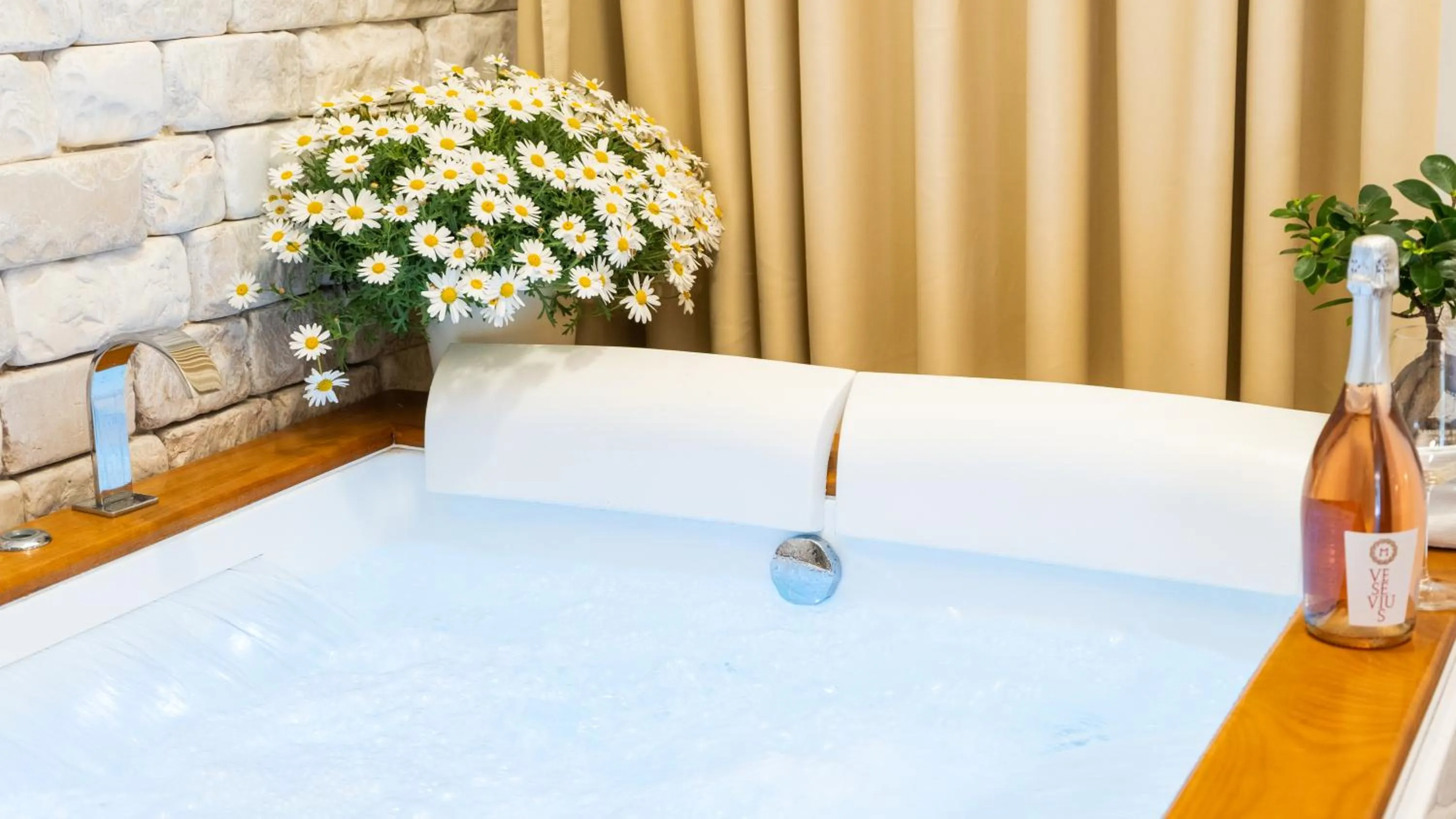 Hot Tub in Resort & Winery Bosco De Medici