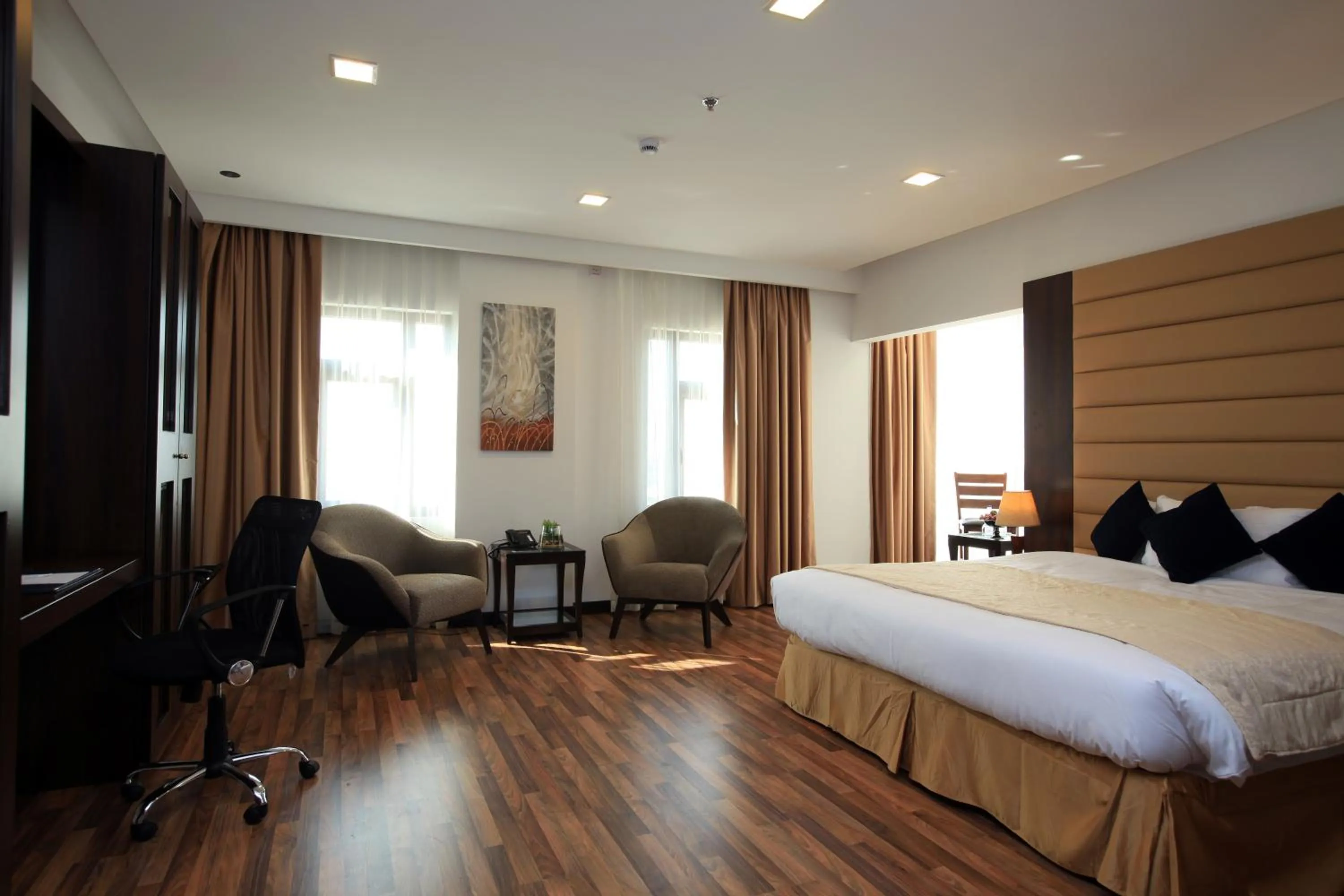 Day, Bed in Golden Tulip Al Khobar Suites