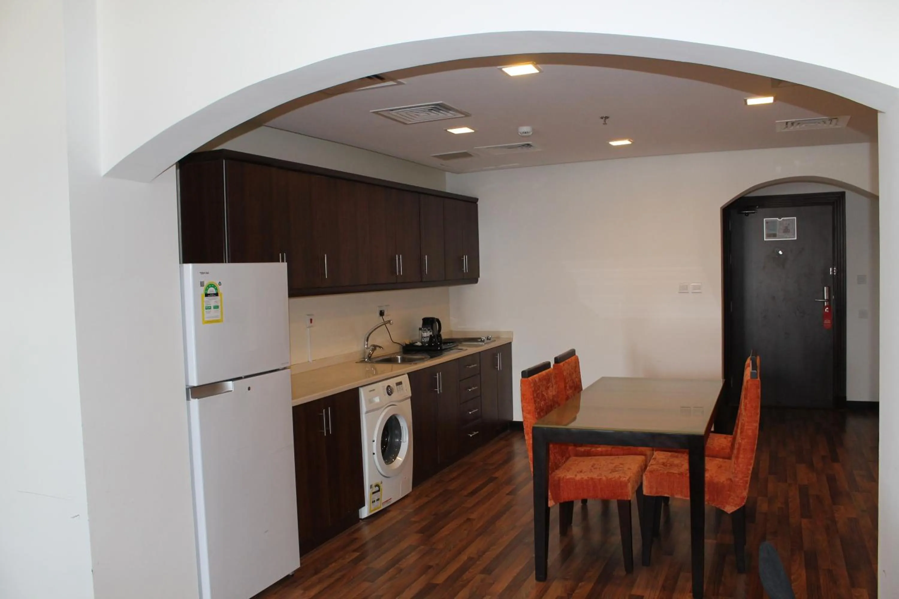 Kitchen or kitchenette in Golden Tulip Al Khobar Suites