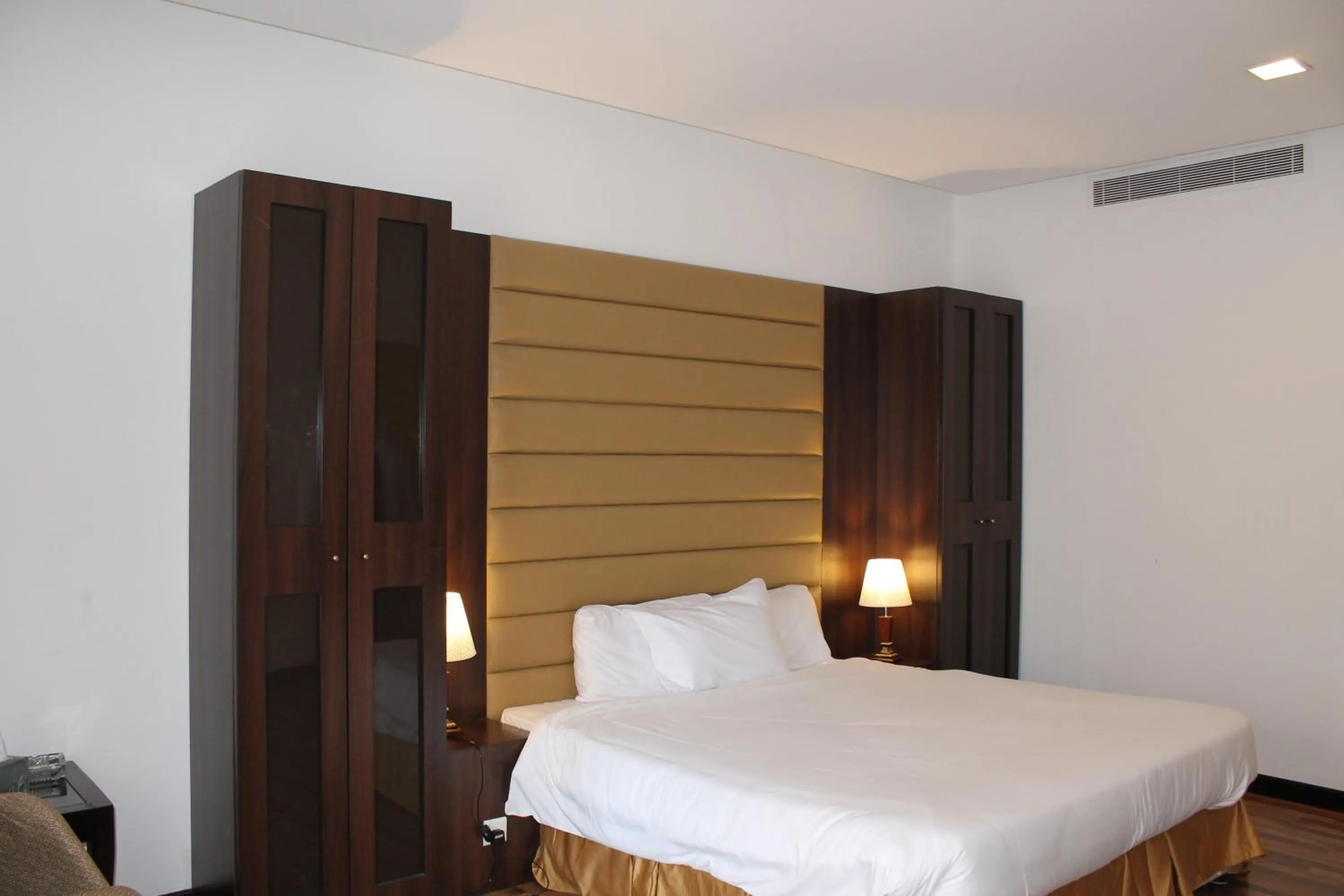 Bedroom, Bed in Golden Tulip Al Khobar Suites