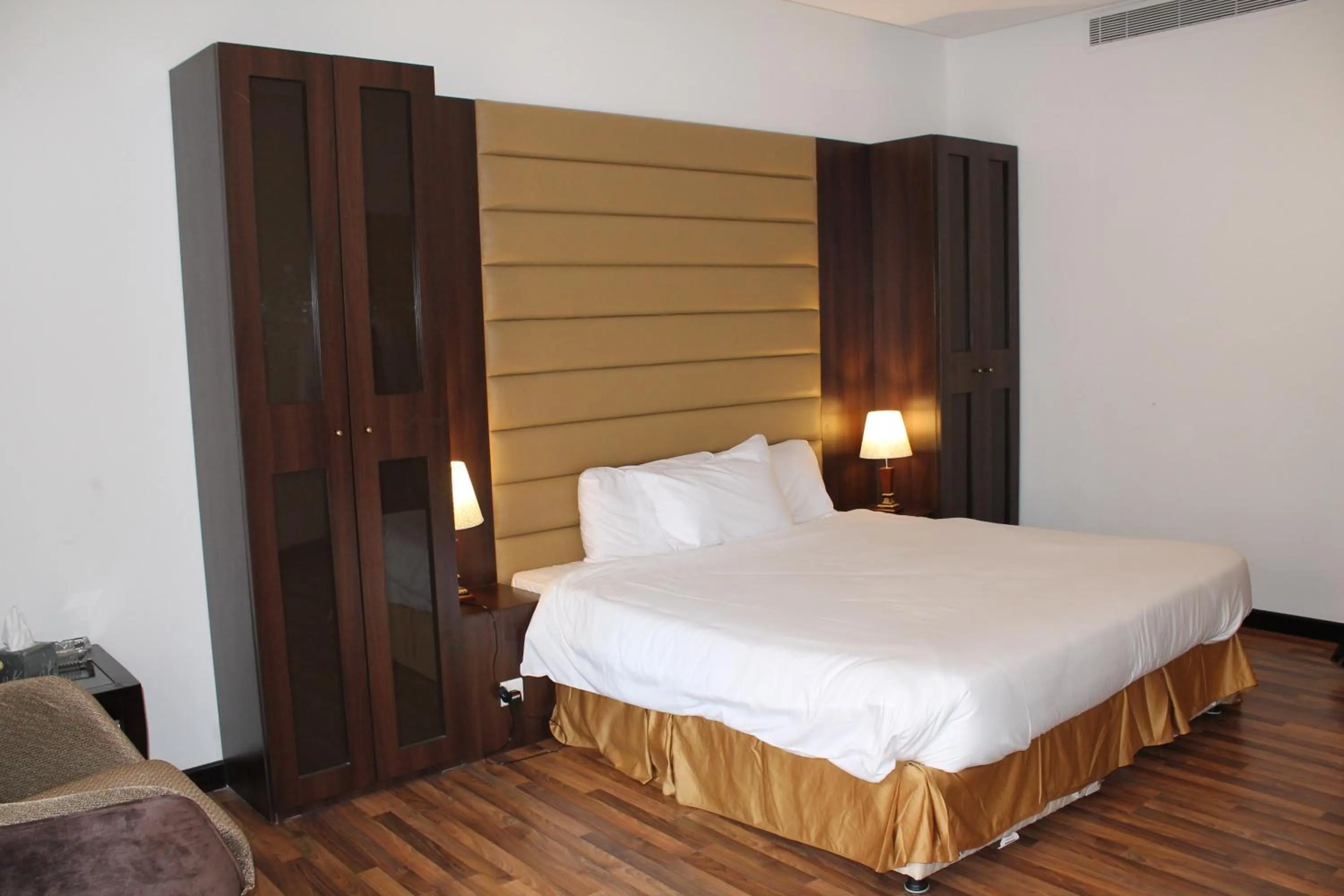 Bedroom, Bed in Golden Tulip Al Khobar Suites