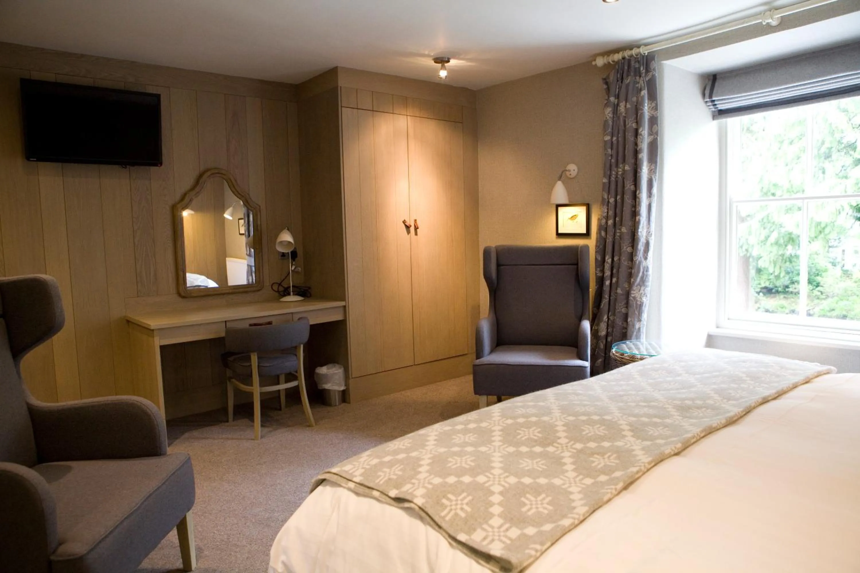 Photo of the whole room, Bed in Saracens Head