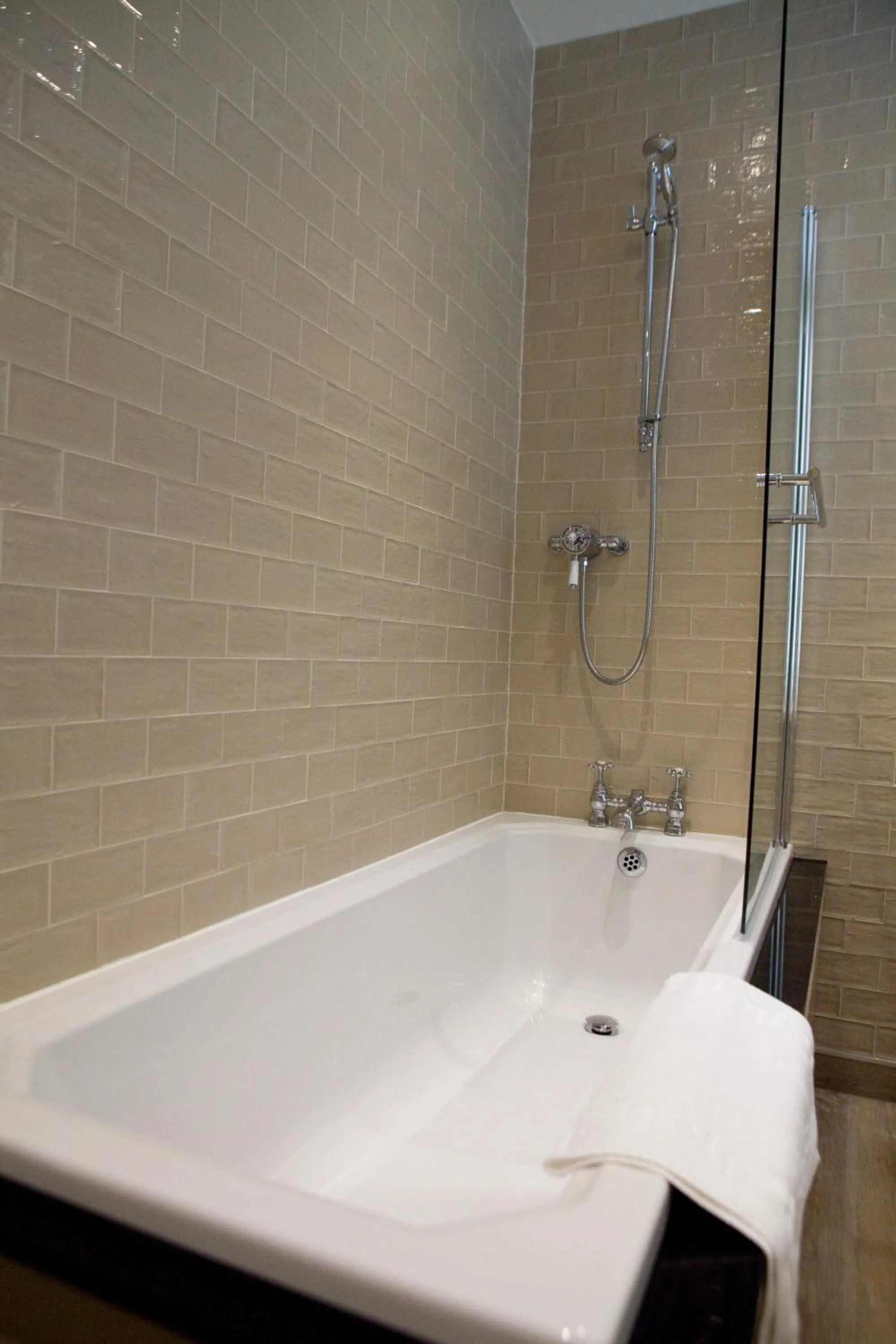 Bathroom in Saracens Head