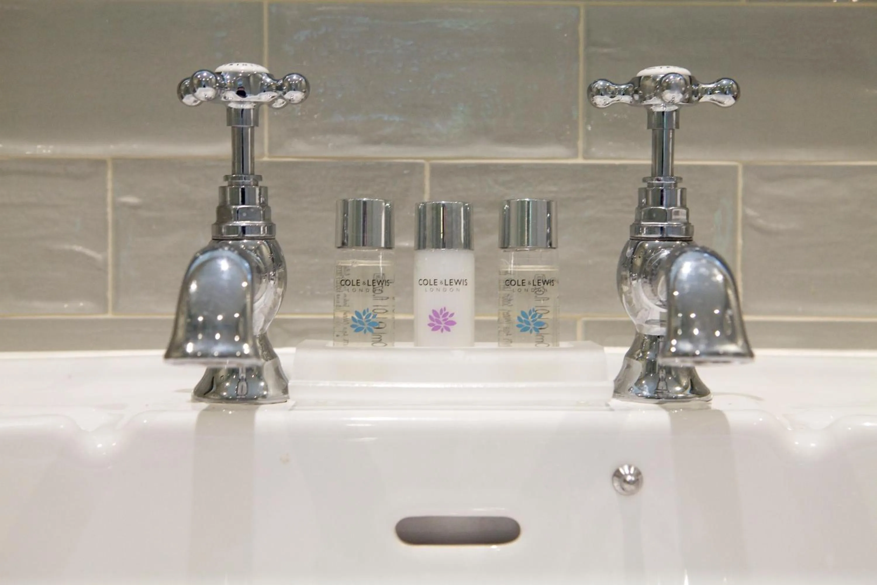 Bathroom in Saracens Head