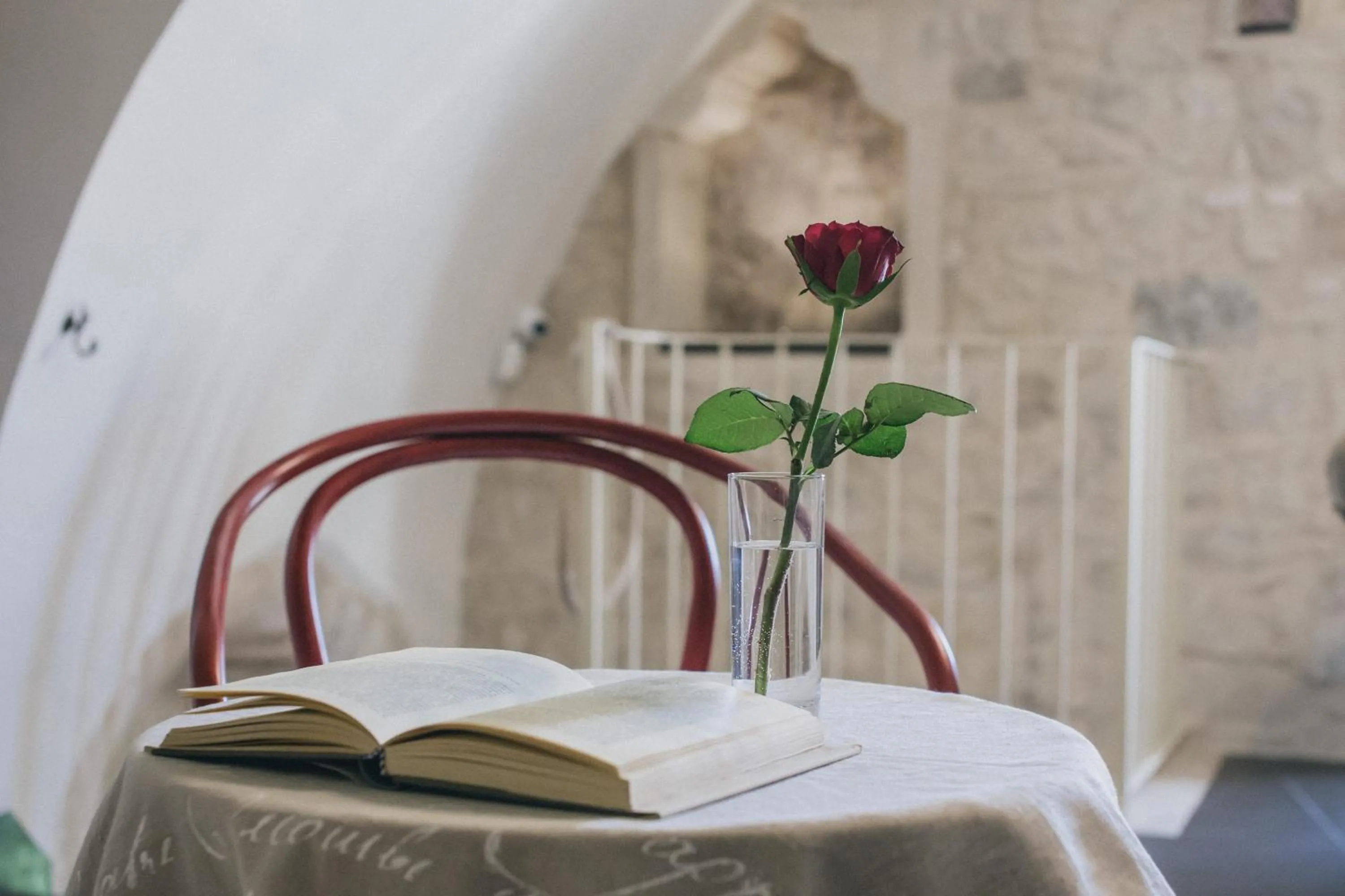 Communal lounge/ TV room, Bed in Sabbinirica