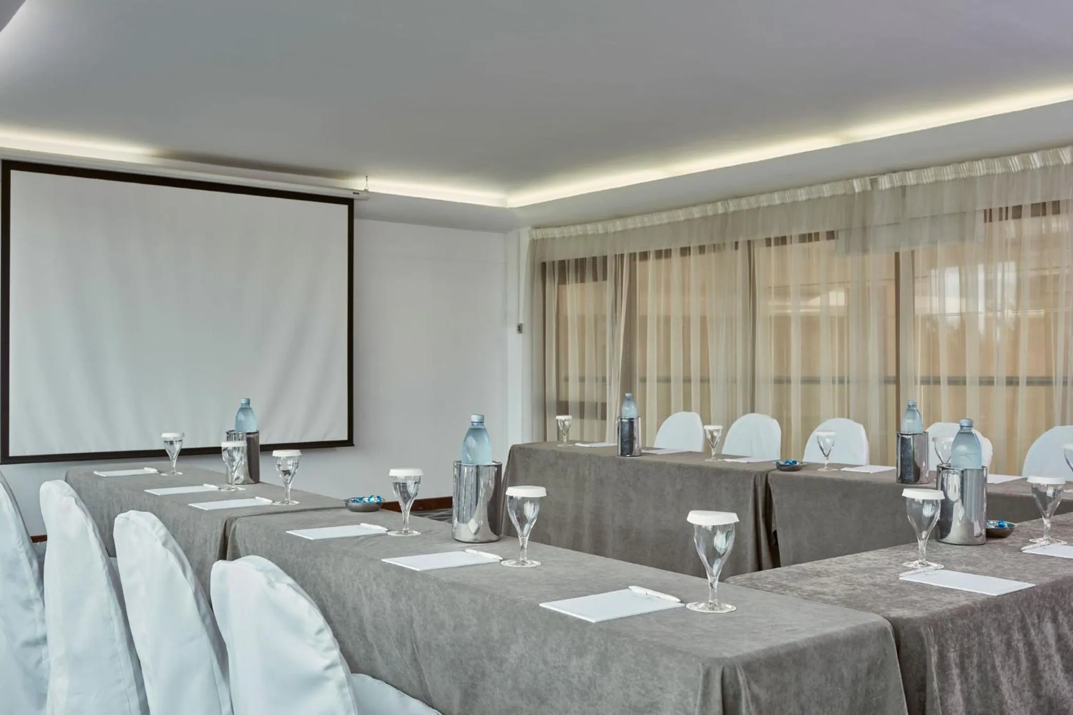 Business facilities in Grecian Park