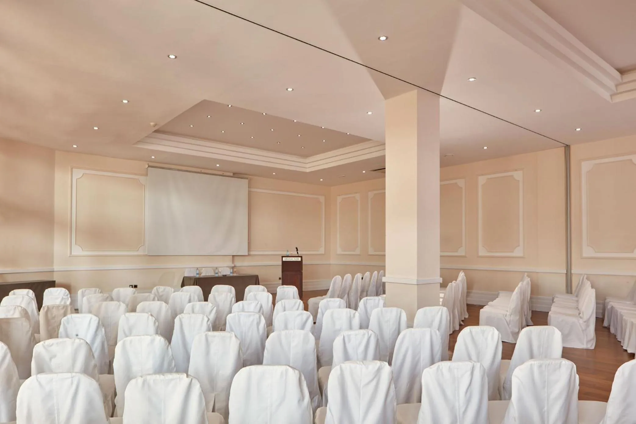 Business facilities in Grecian Park