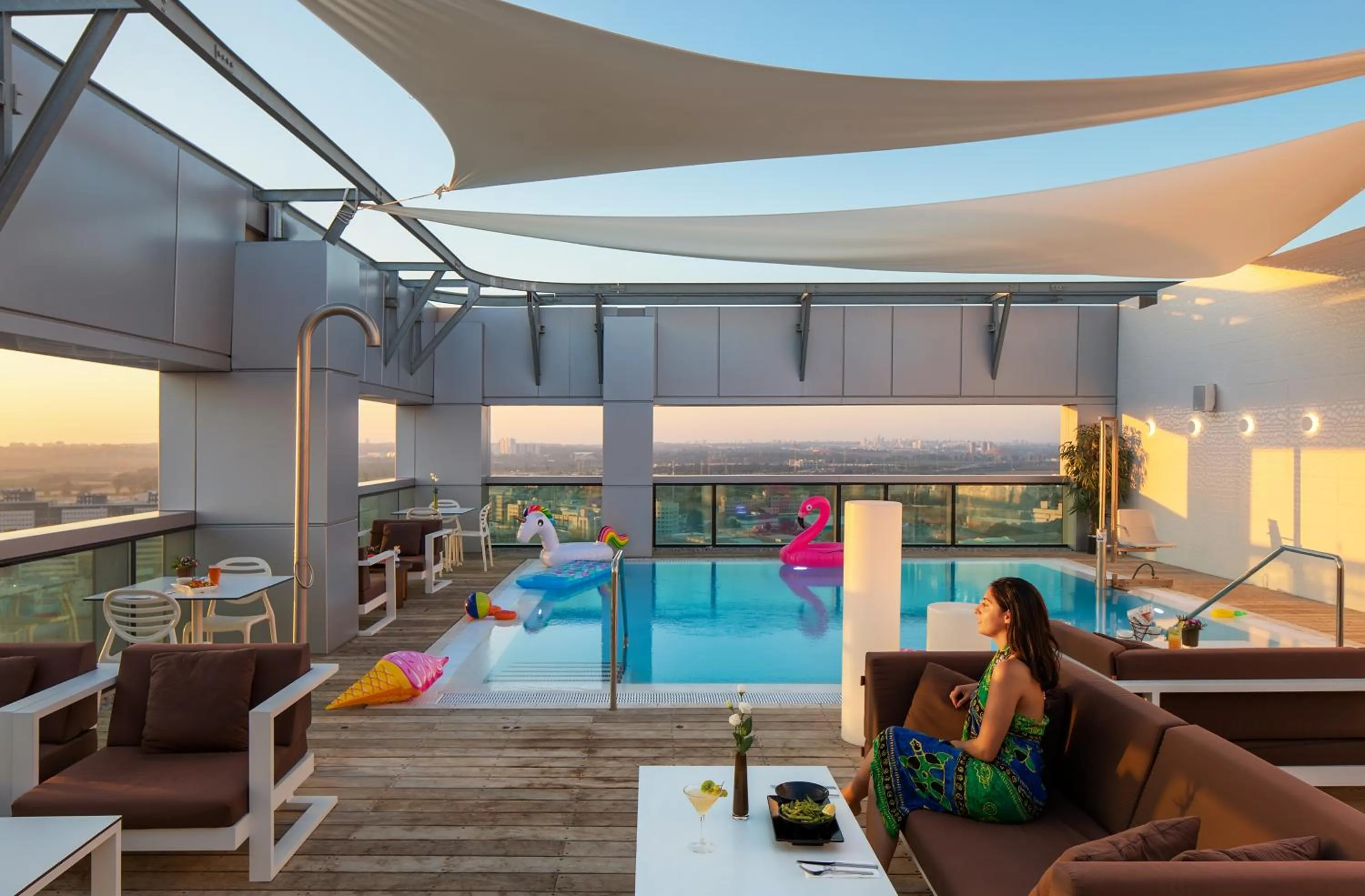 Swimming pool in Prima Link Hotel