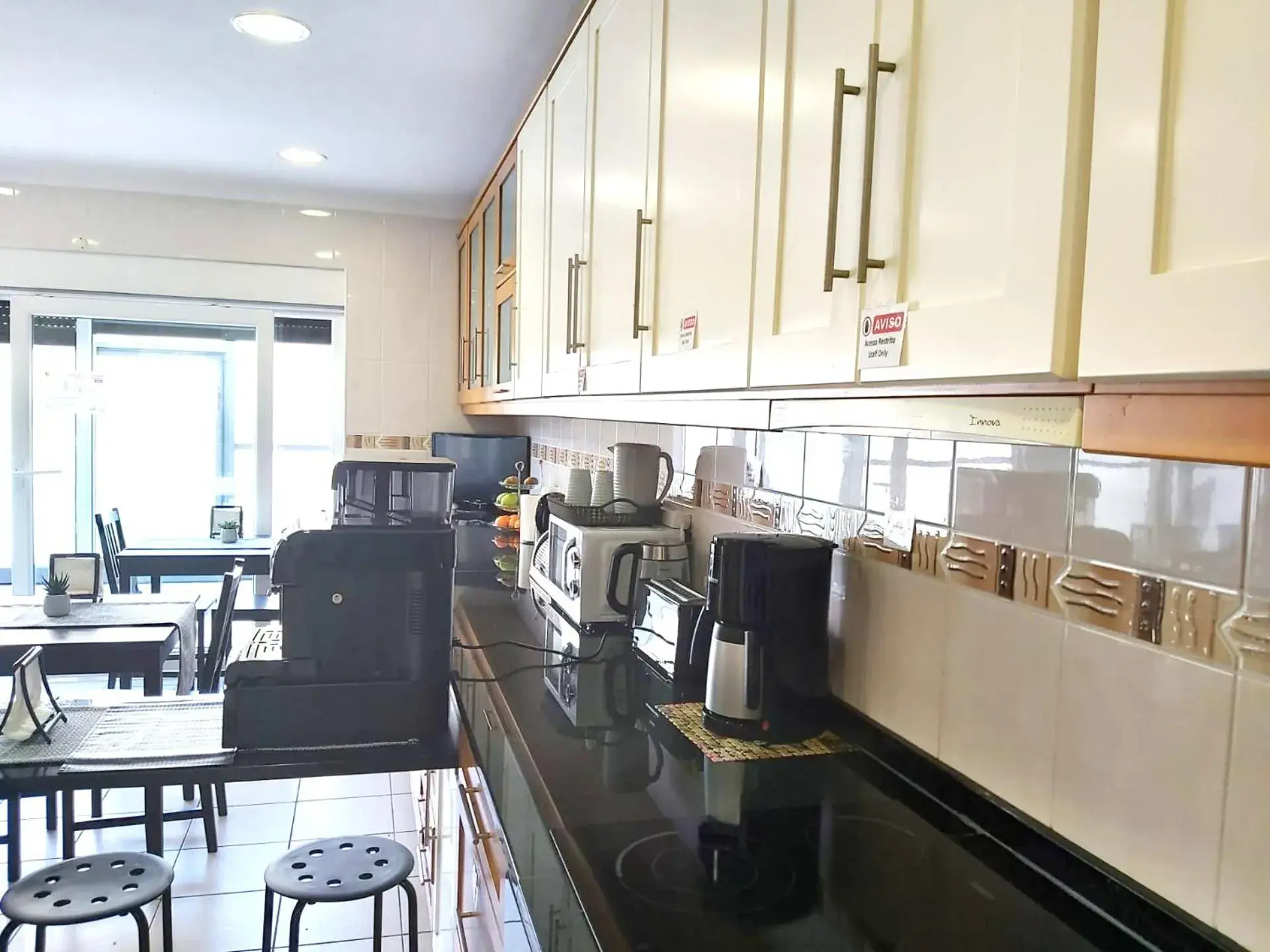 Communal kitchen in Milfontes Guest House - Duna Parque Resorts & Hotels Communal kitchen in Milfontes Guest House - Duna Parque Resorts & Hotels