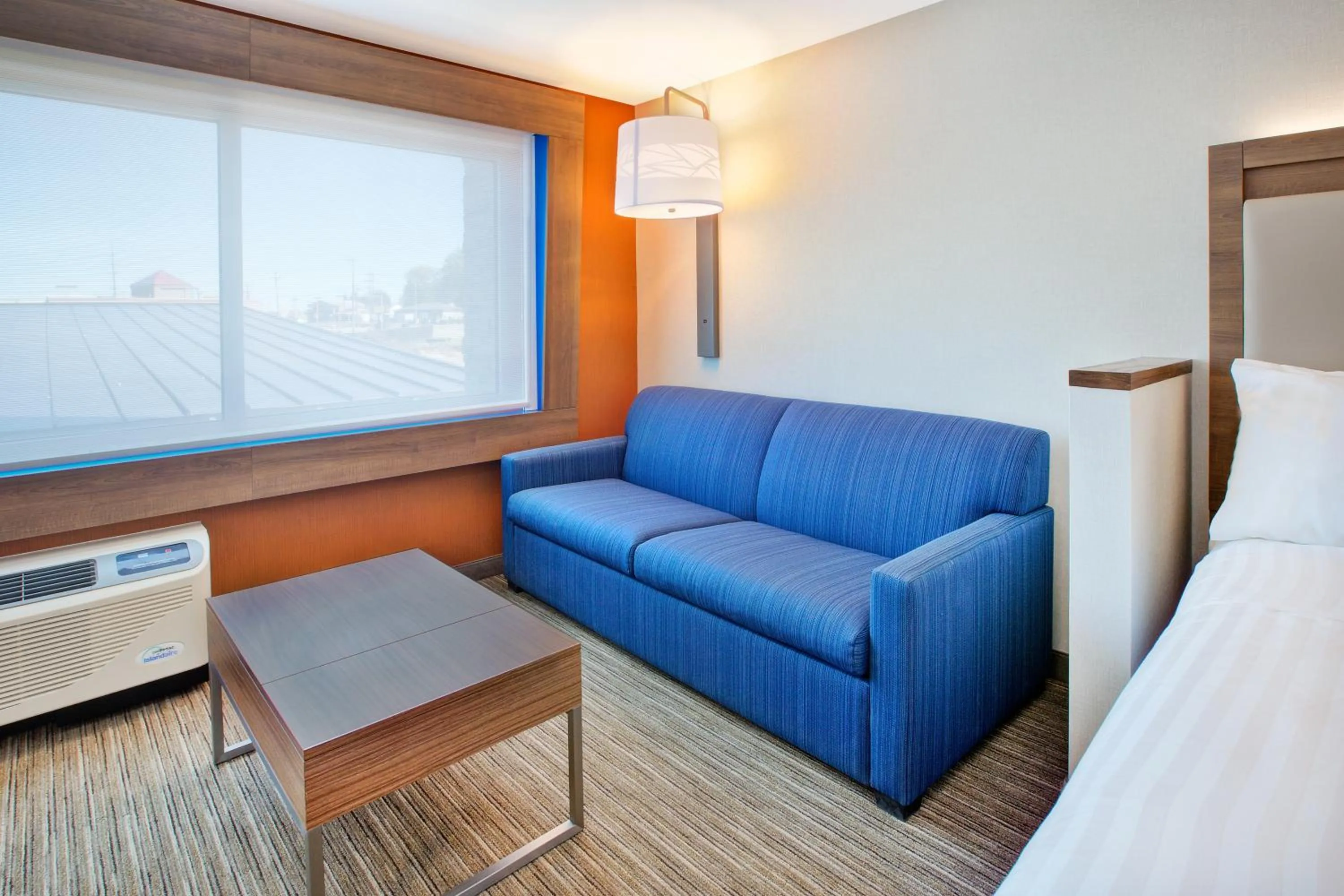 Seating area, Bed in Holiday Inn Express & Suites New Castle by IHG