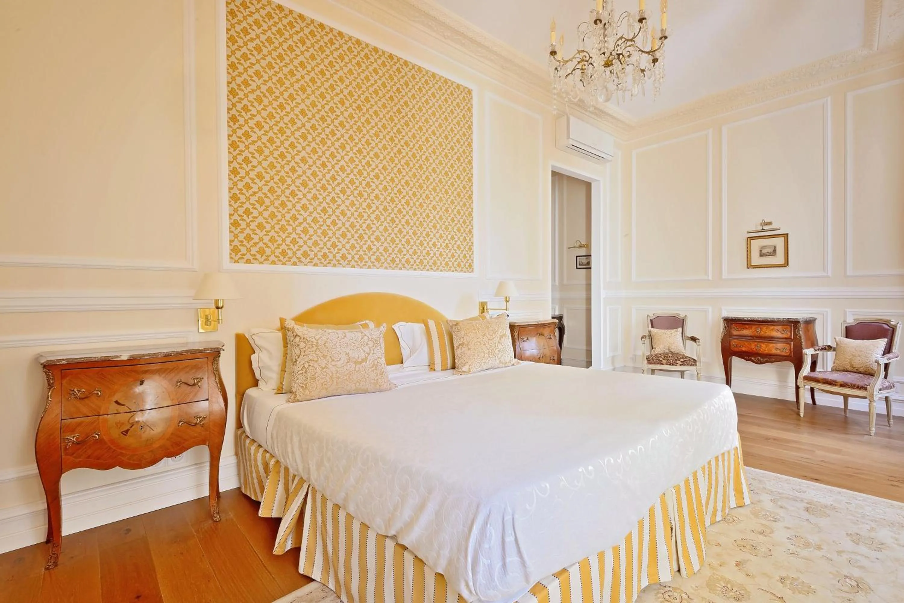 Shower, Bed in Villa Victor Louis - Bordeaux Centre