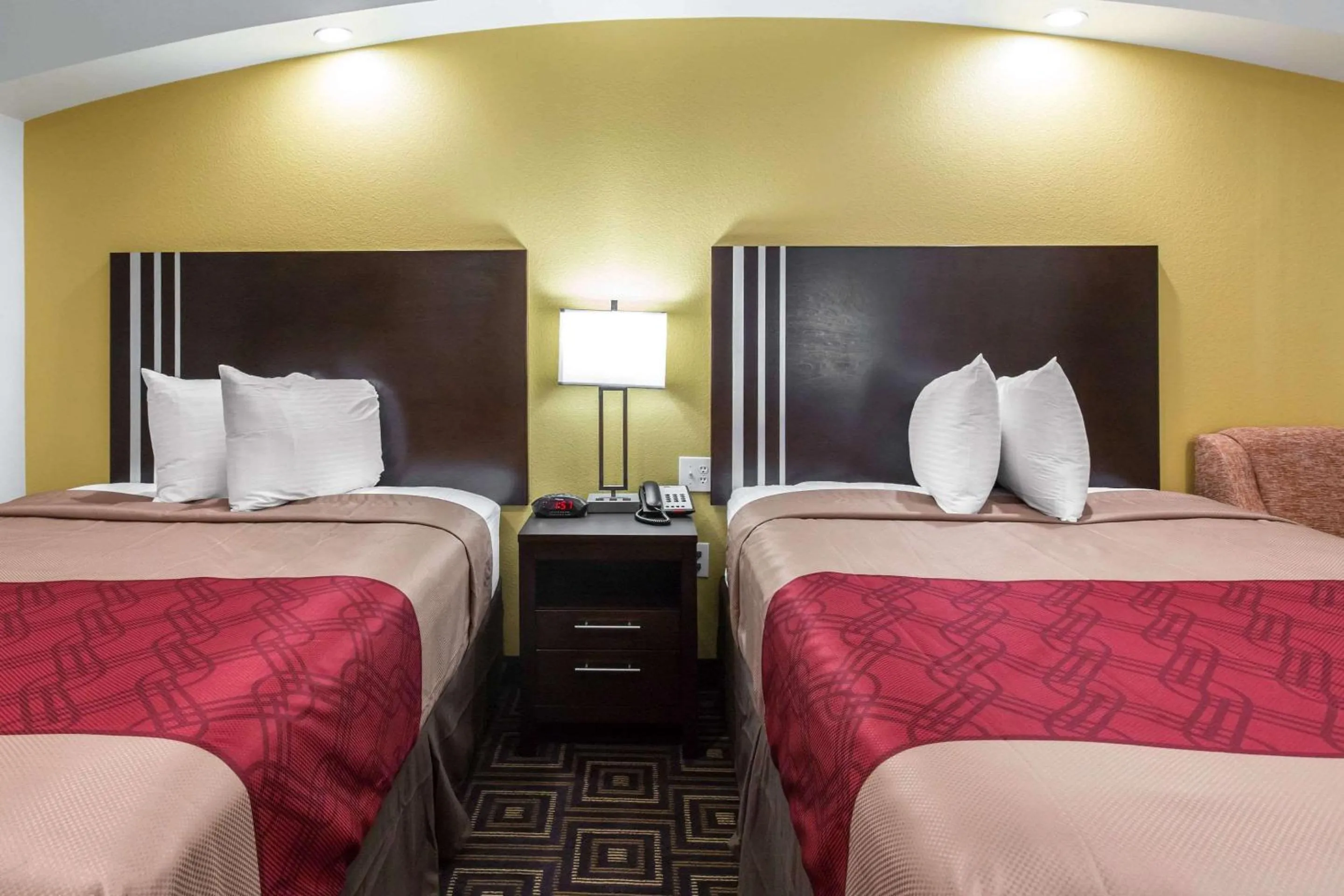 Photo of the whole room, Bed in Scottish Inns & Suites Spring - Houston North