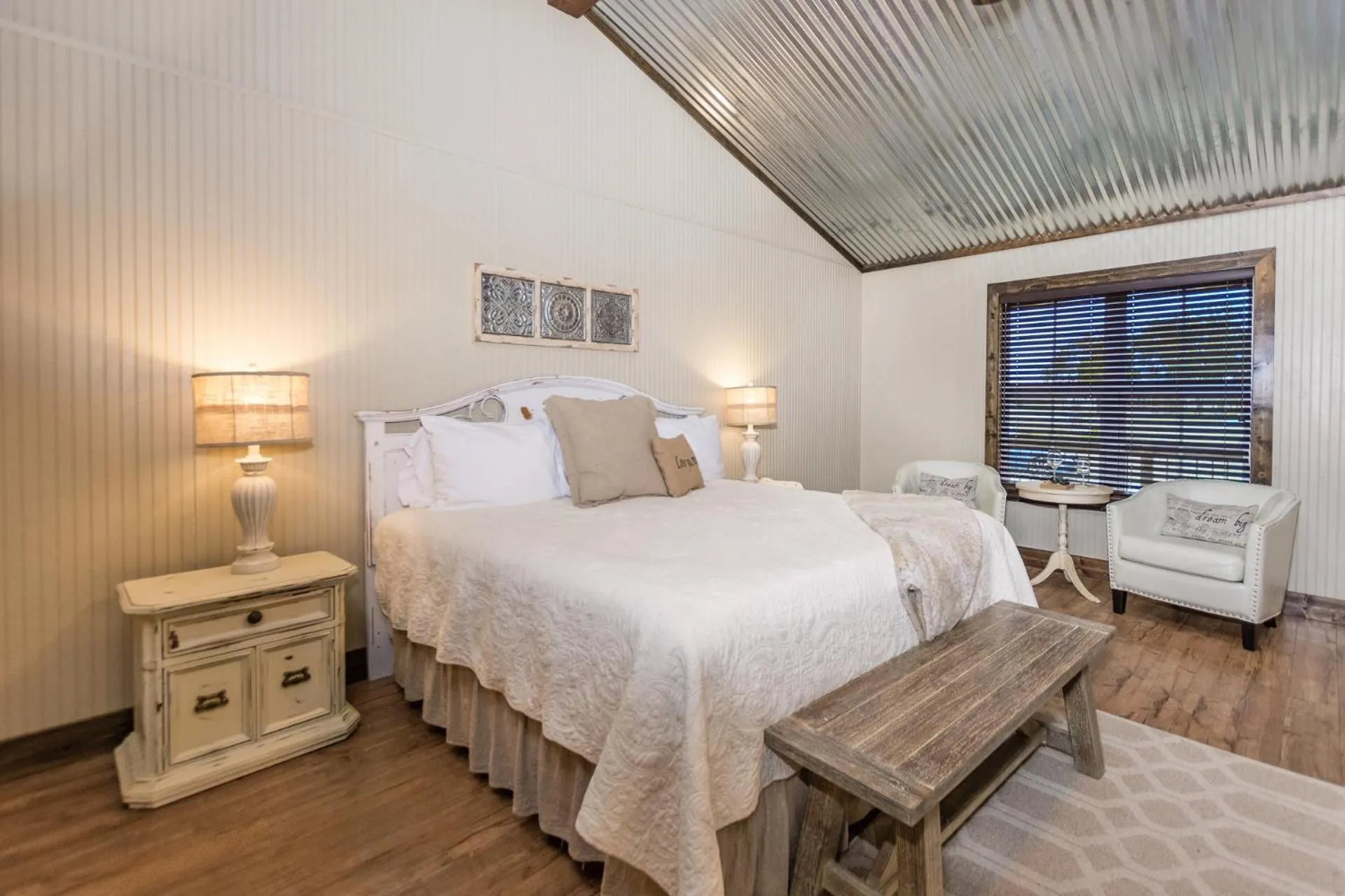 Bed in Vineyard Trail Cottages- Adults Only
