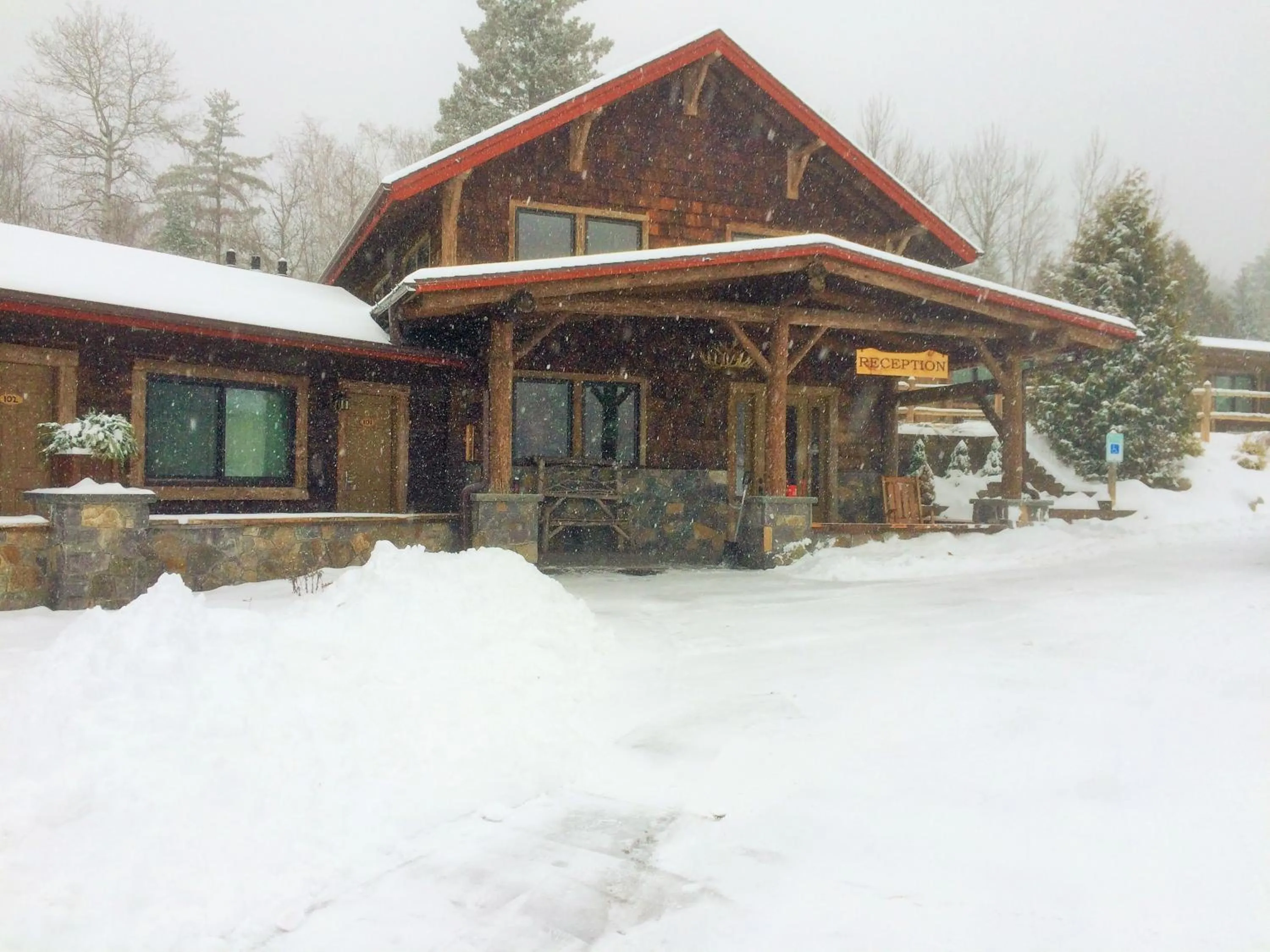 Facade/entrance in Adirondack Spruce Lodge