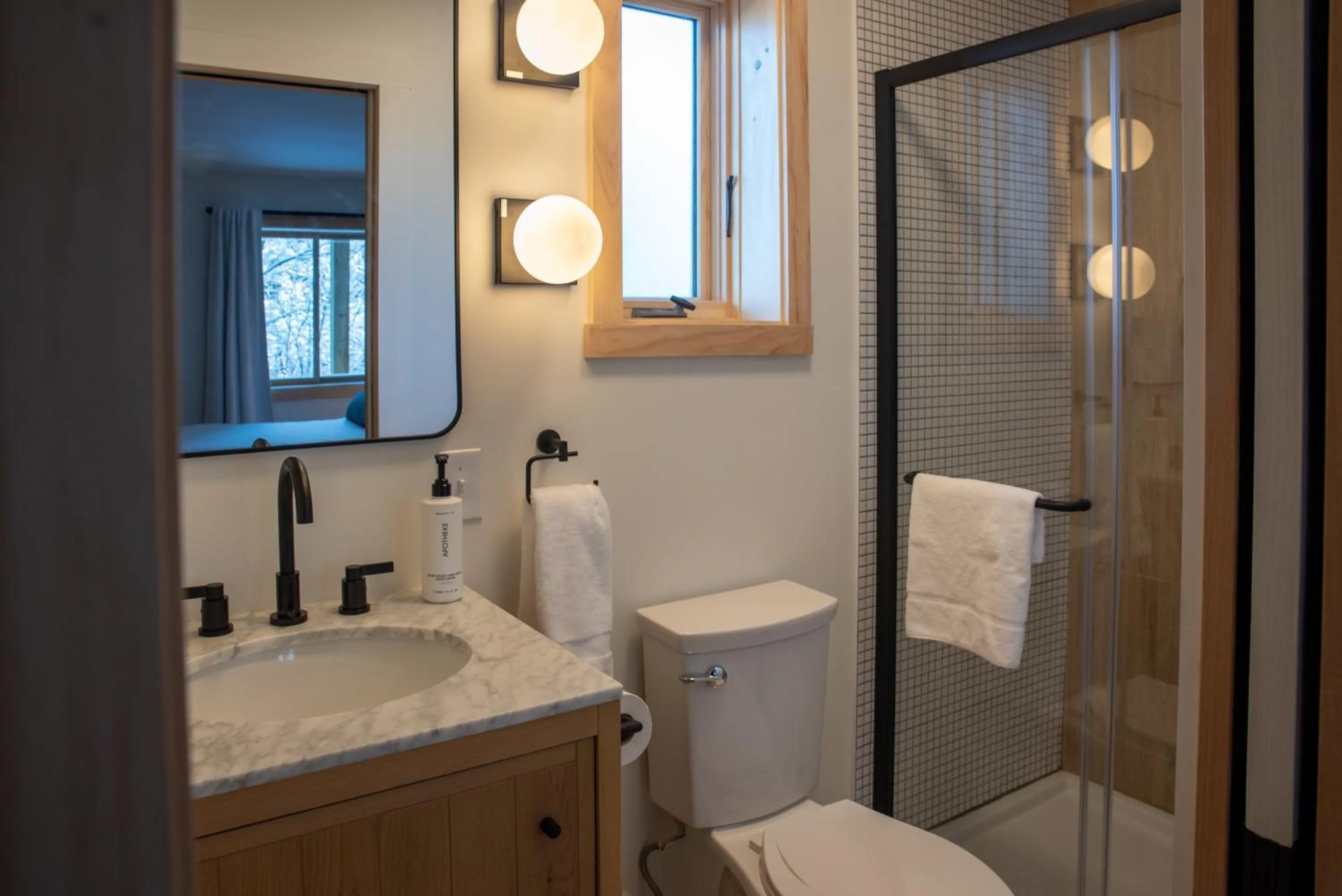 Shower in Adirondack Spruce Lodge