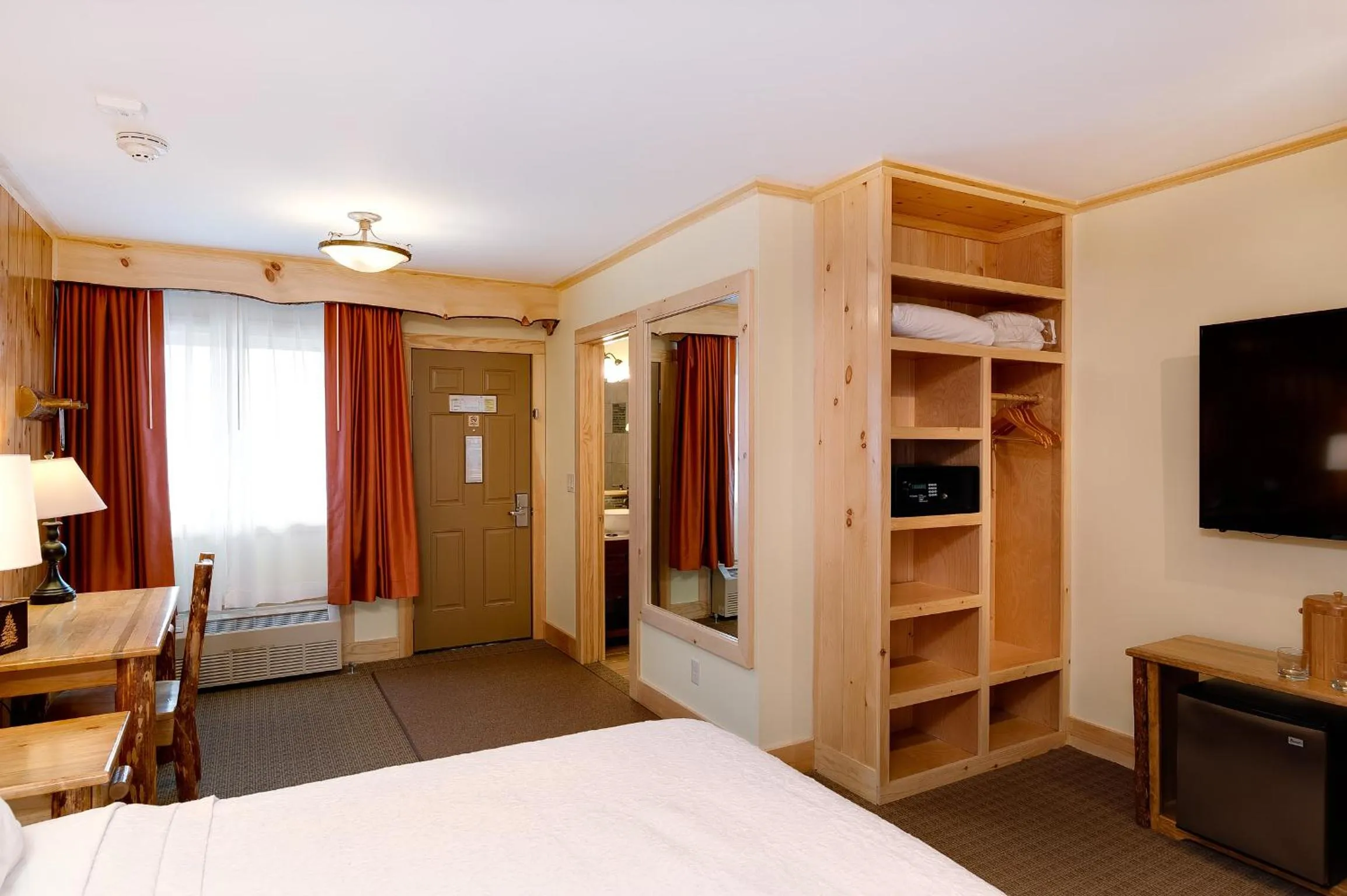 Photo of the whole room, Bed in Adirondack Spruce Lodge