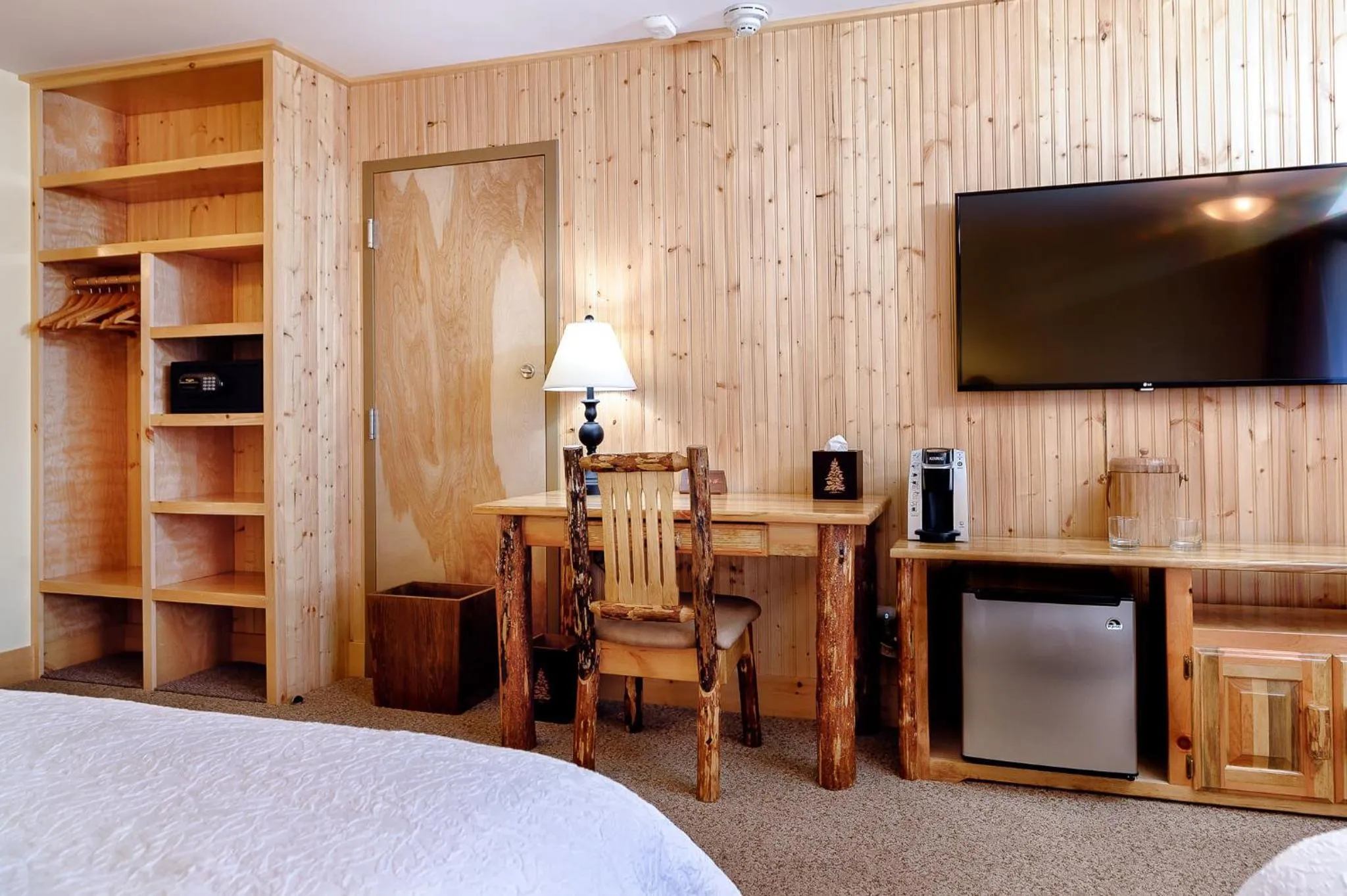 TV and multimedia, Bed in Adirondack Spruce Lodge