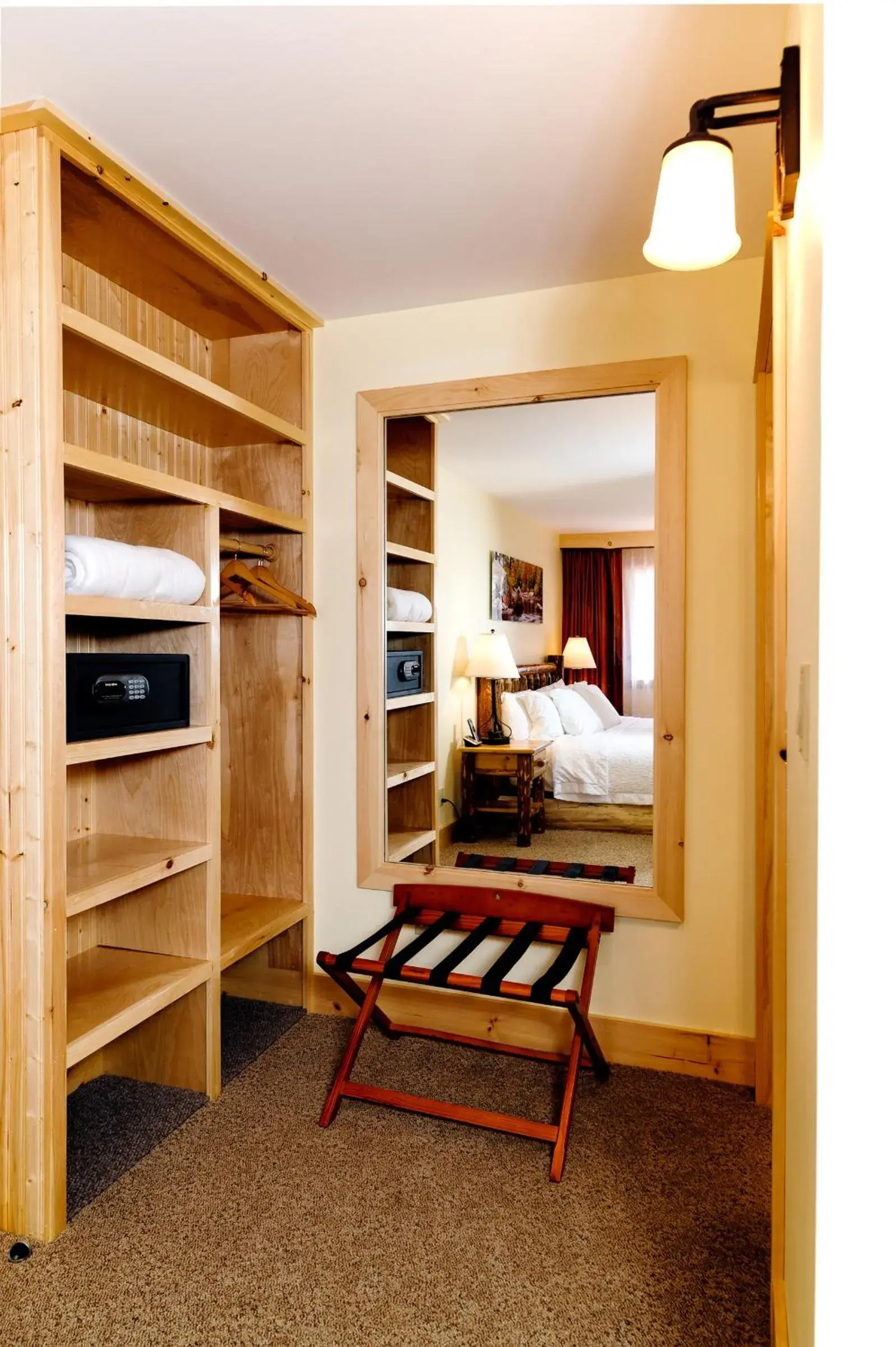 Bedroom, Bed in Adirondack Spruce Lodge
