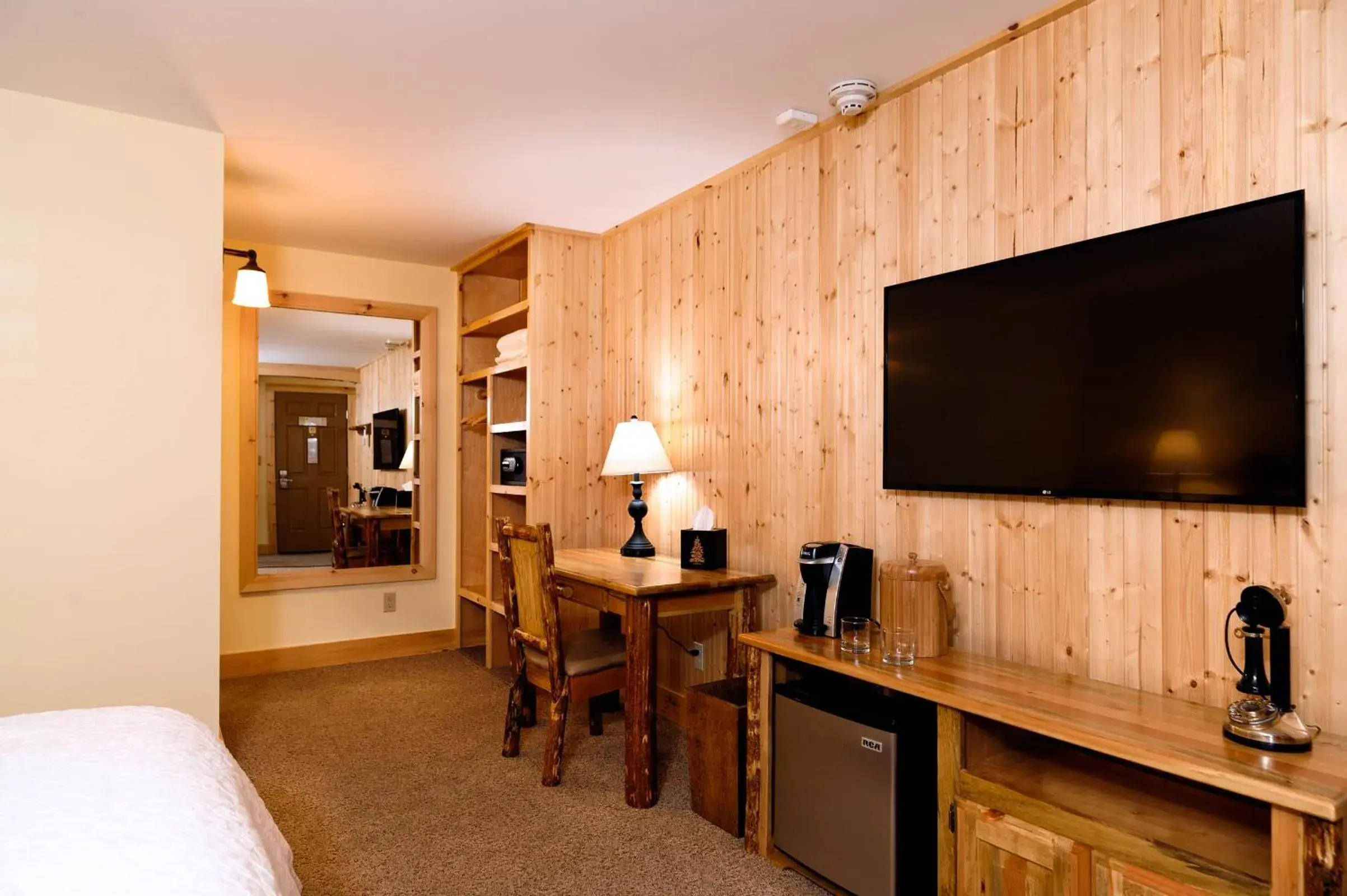 TV and multimedia, Bed in Adirondack Spruce Lodge