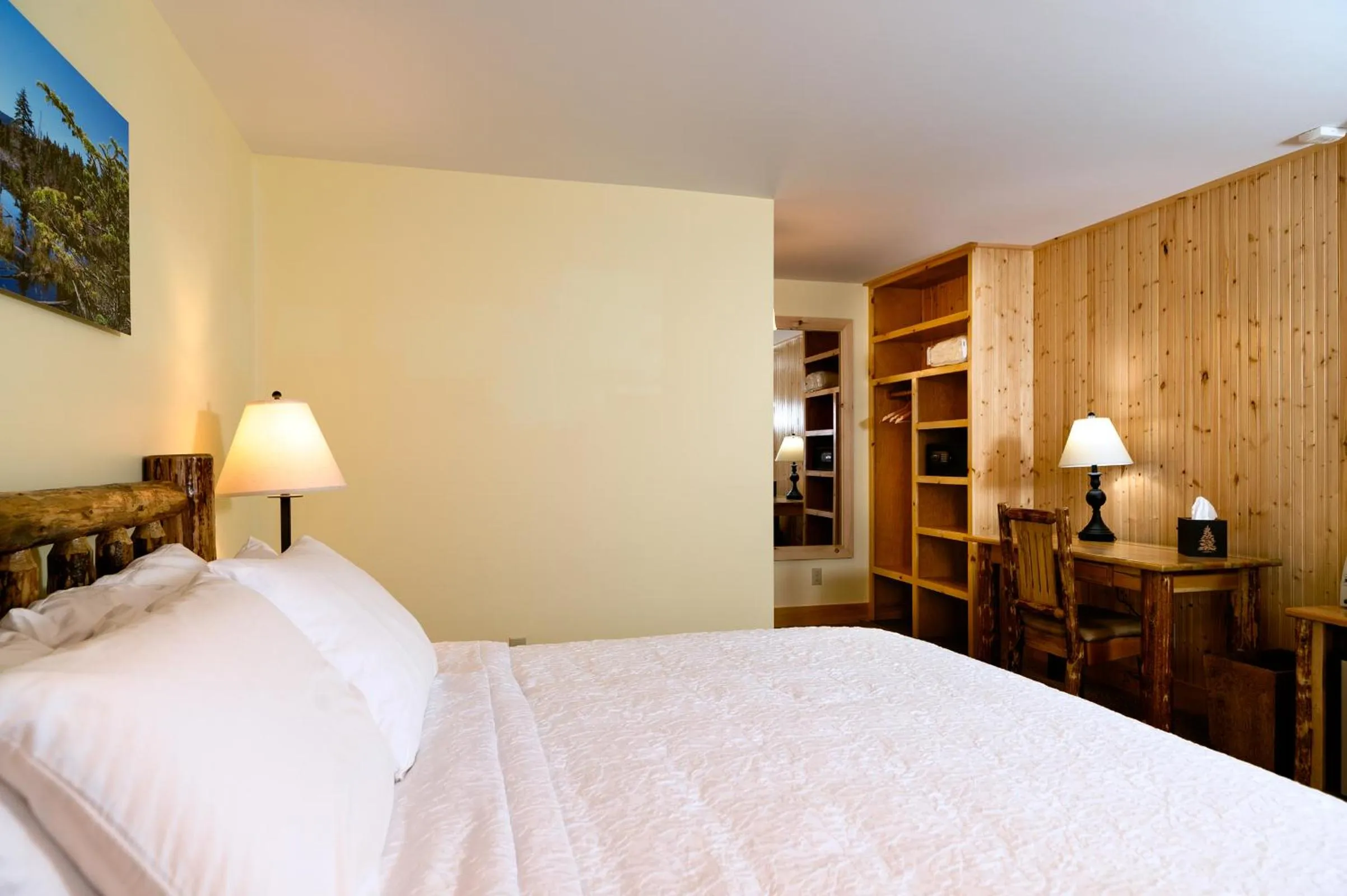 Bedroom, Bed in Adirondack Spruce Lodge