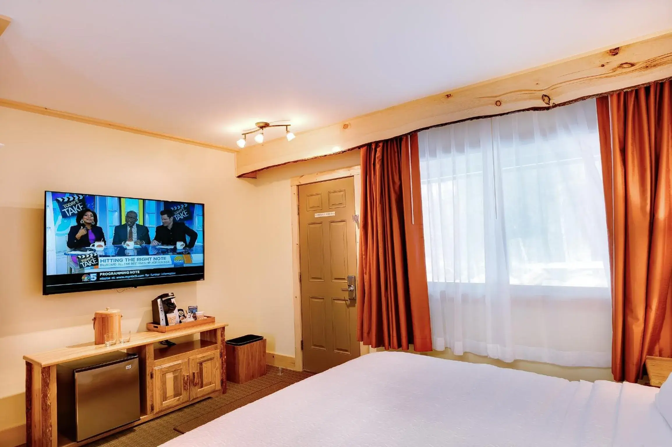TV and multimedia, Bed in Adirondack Spruce Lodge