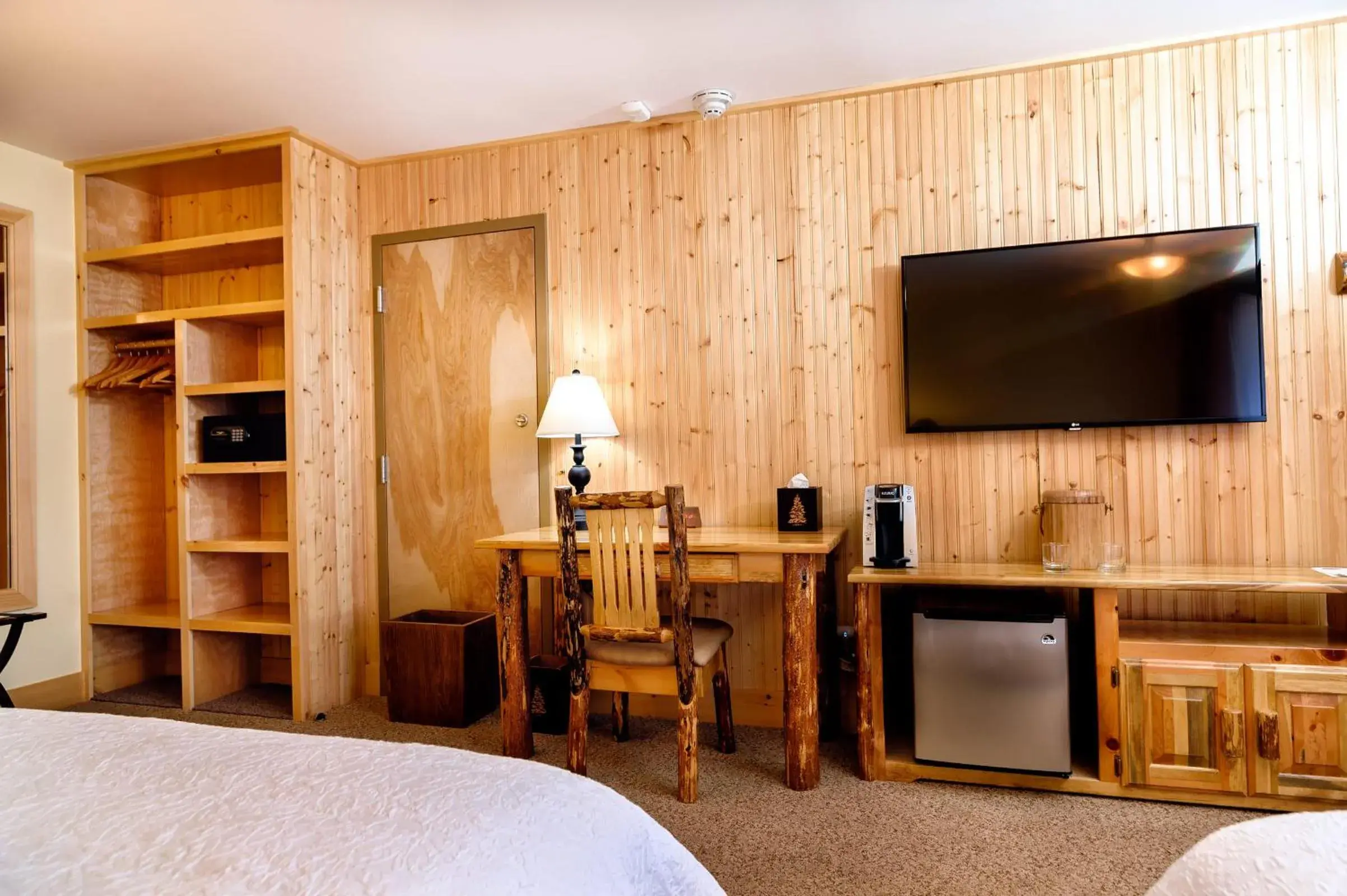 Bedroom, Bed in Adirondack Spruce Lodge