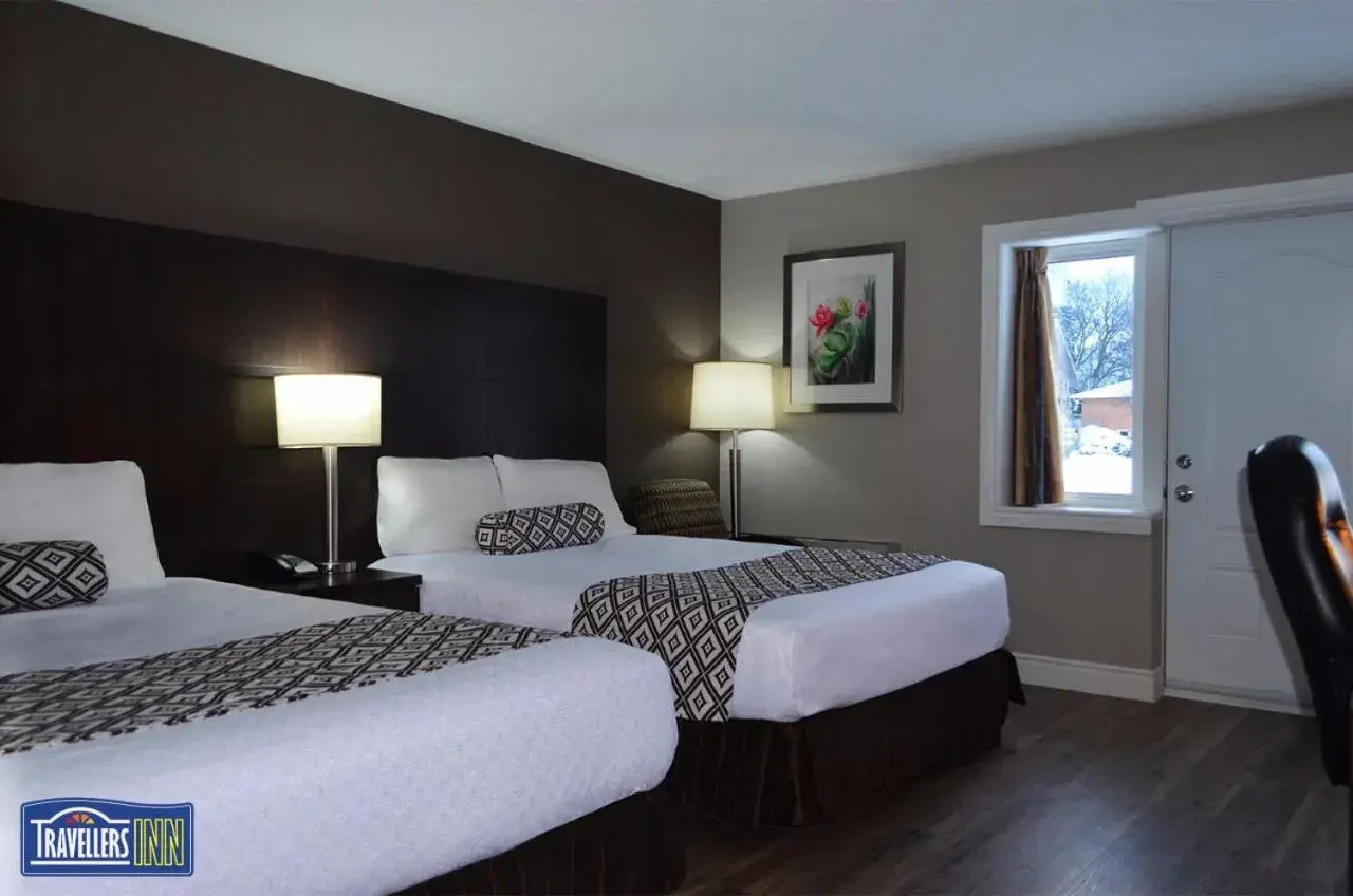 Double Room with Two Double Beds in Travellers Inn Double Room with Two Double Beds in Travellers Inn