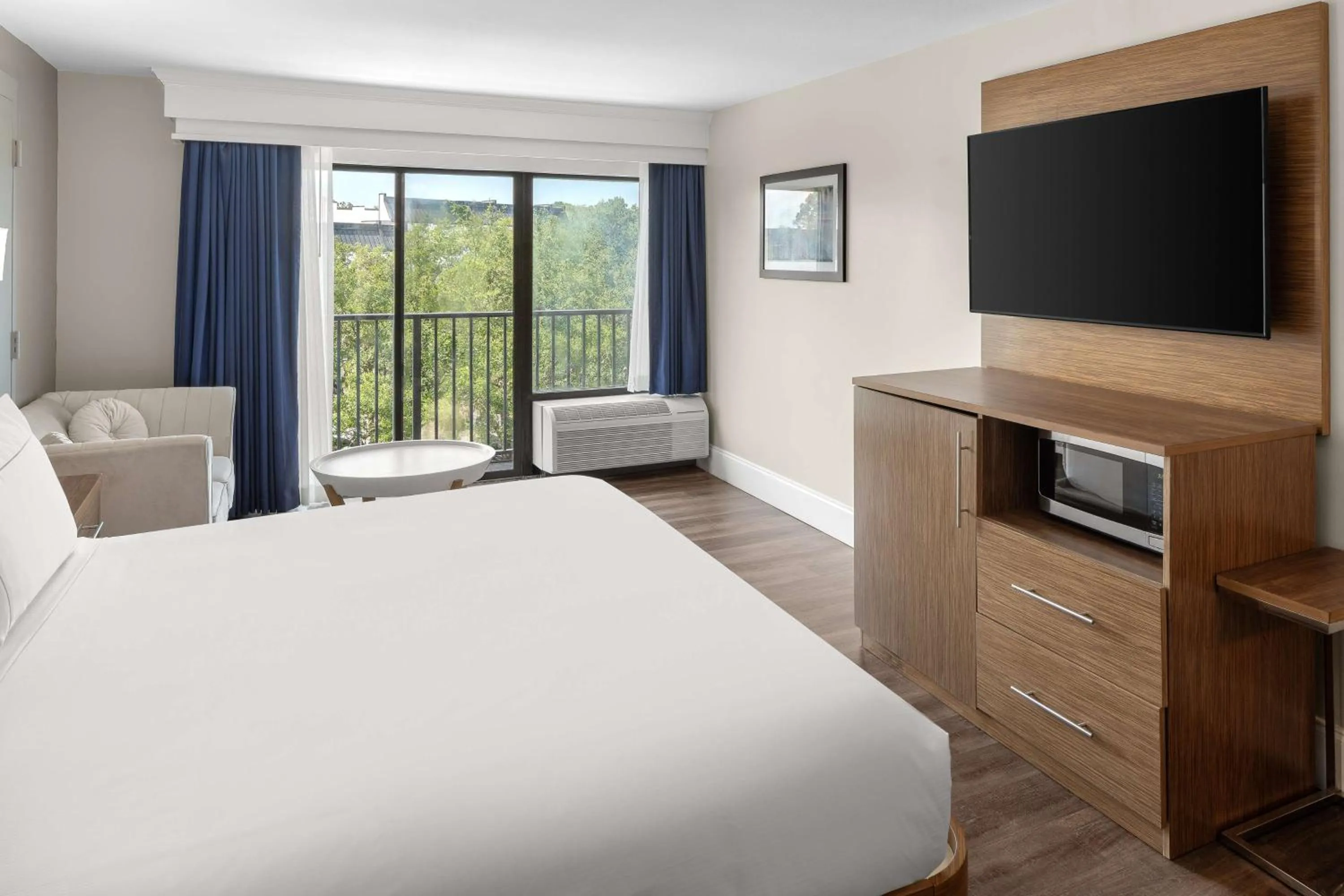 Living room, Bed in DoubleTree by Hilton Hilton Head Island
