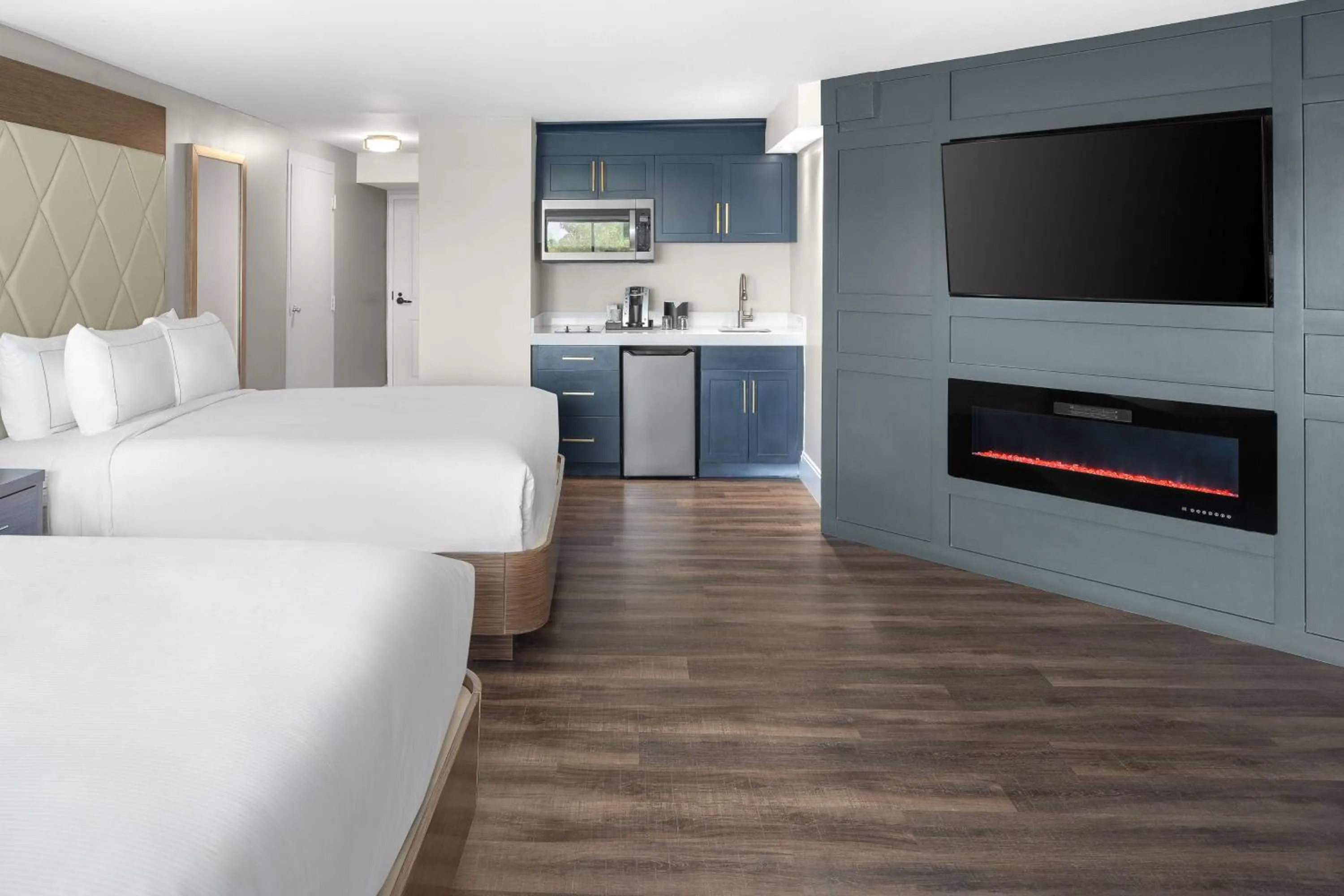 Kitchen or kitchenette, Bed in DoubleTree by Hilton Hilton Head Island