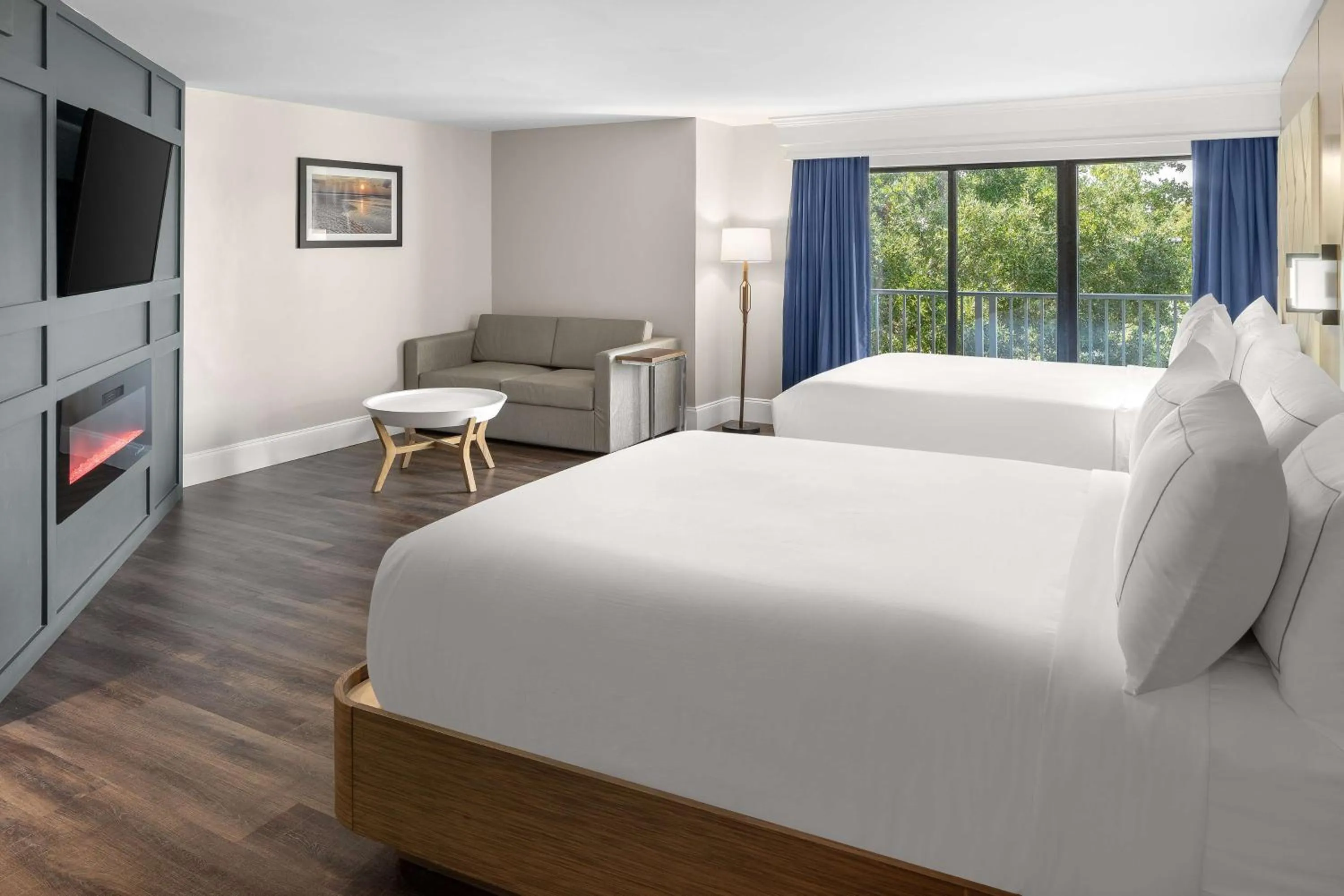 Living room, Bed in DoubleTree by Hilton Hilton Head Island