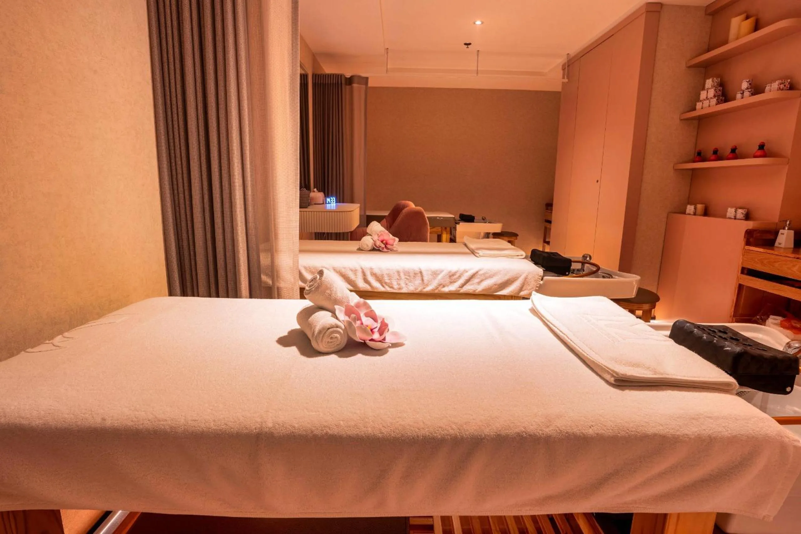 Massage, Bed in The Malibu Hotel