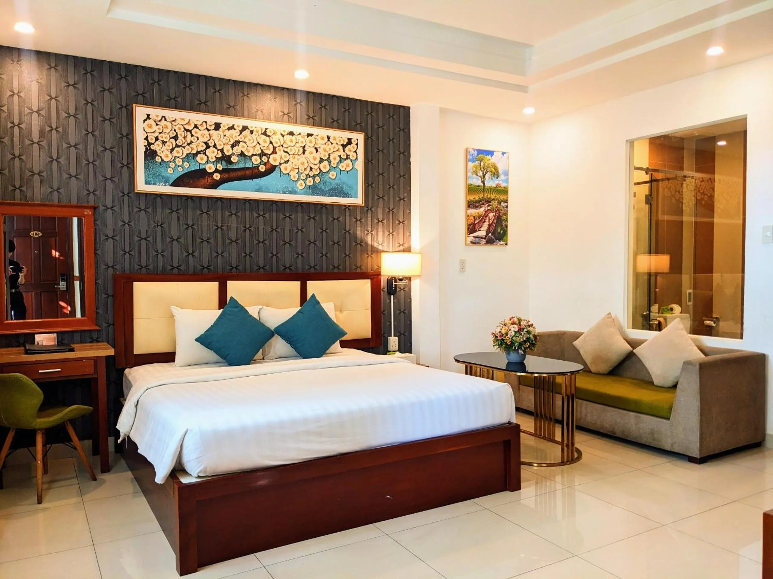 Photo of the whole room, Bed in Airport Saigon Hotel - Gần ẩm thực đêm chợ Phạm Văn Hai