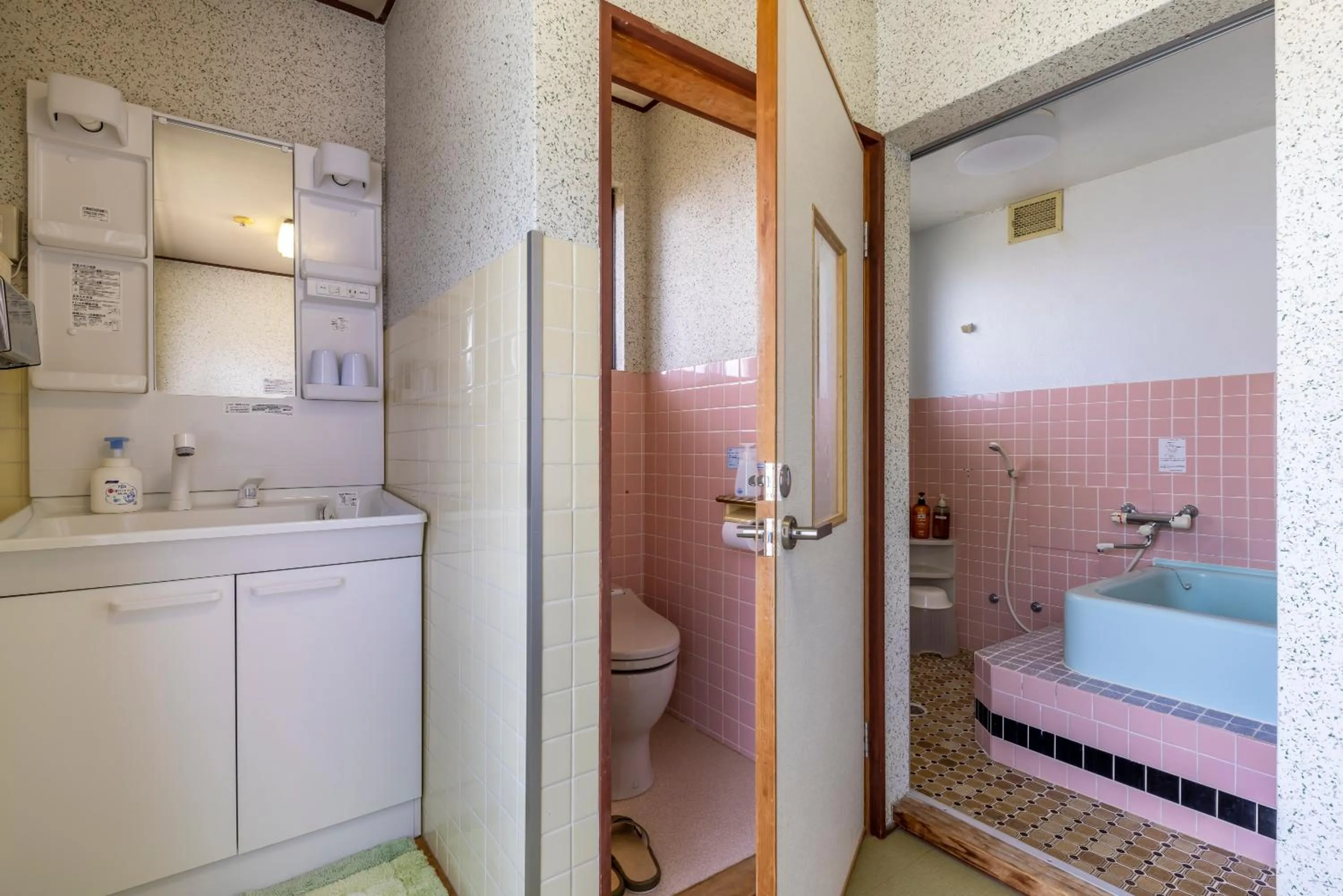 Photo of the whole room in Sawaki