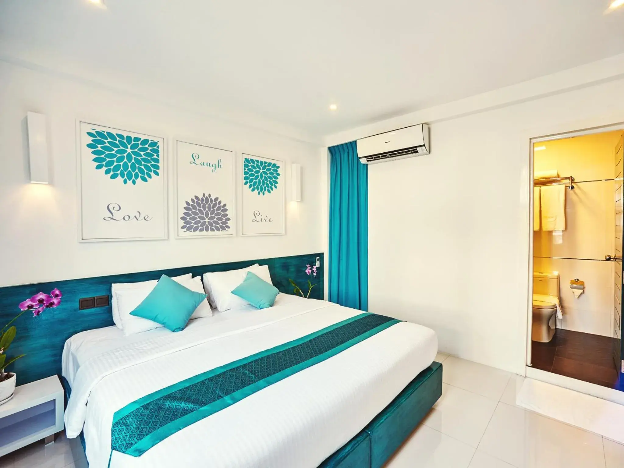 Toilet, Bed in Planktons Beach Toilet, Bed in Planktons Beach