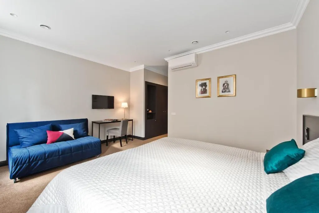 TV and multimedia, Bed in 15th Avenue