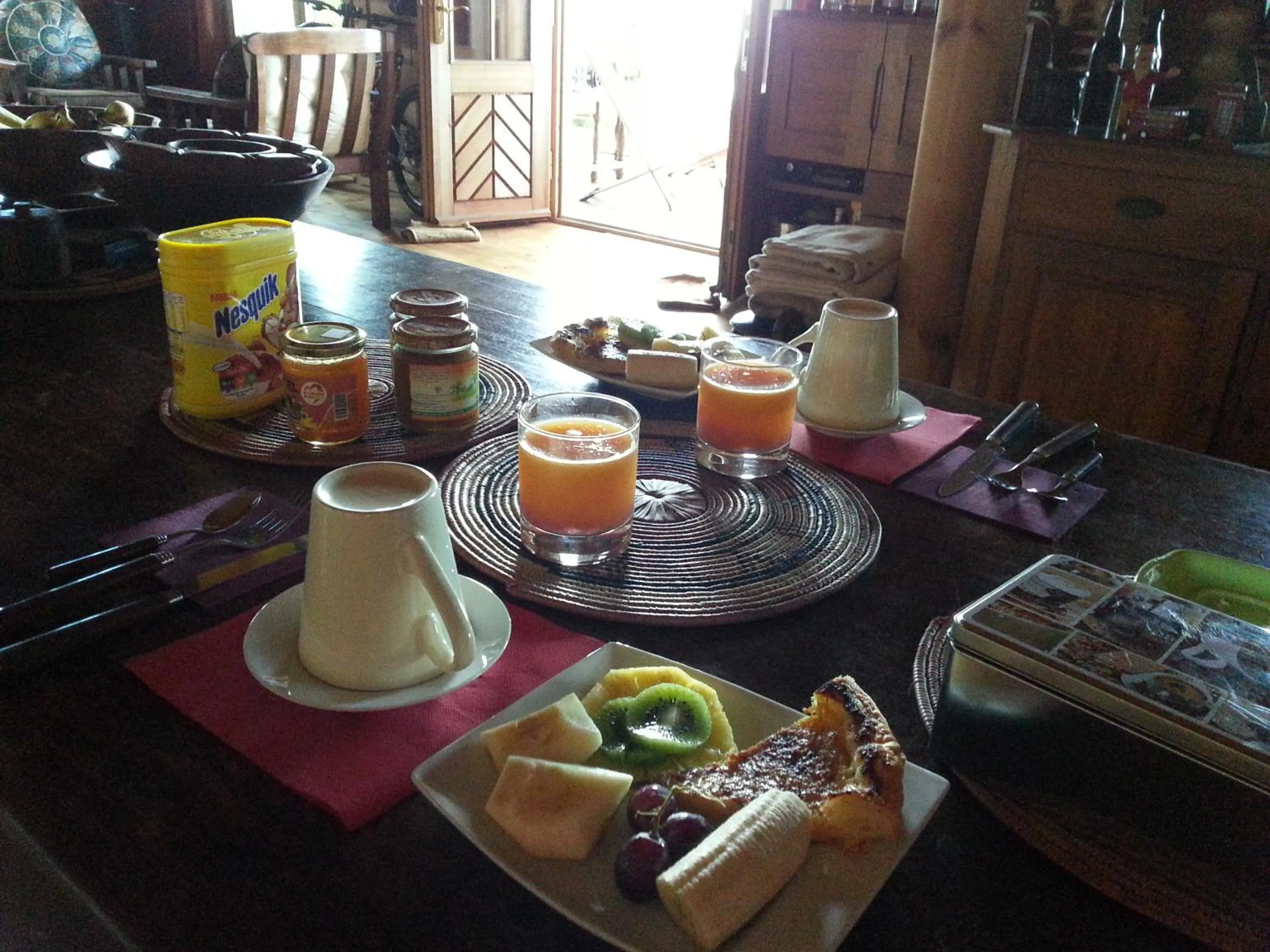 Breakfast in Le Chalet de la Fontaine Saint Leu