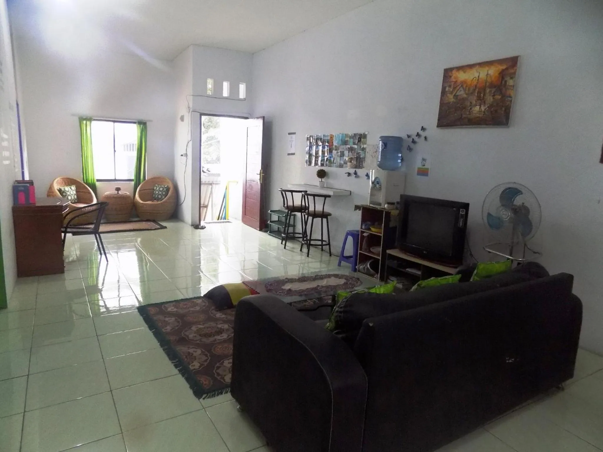 Communal lounge/ TV room in Amelia 2 Guest House Syariah
