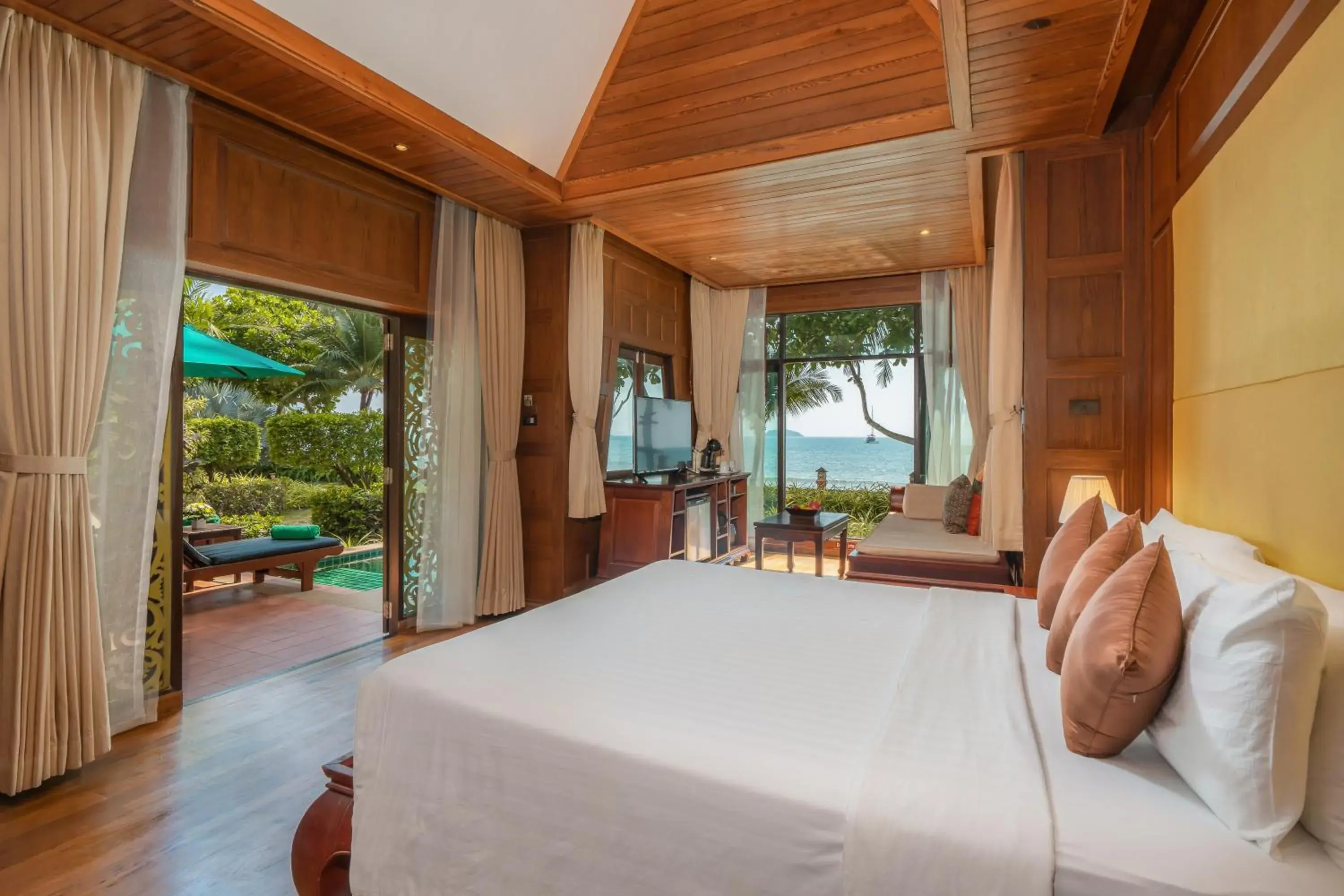 Photo of the whole room, Bed in Koh Chang Paradise Resort & Spa Photo of the whole room, Bed in Koh Chang Paradise Resort & Spa