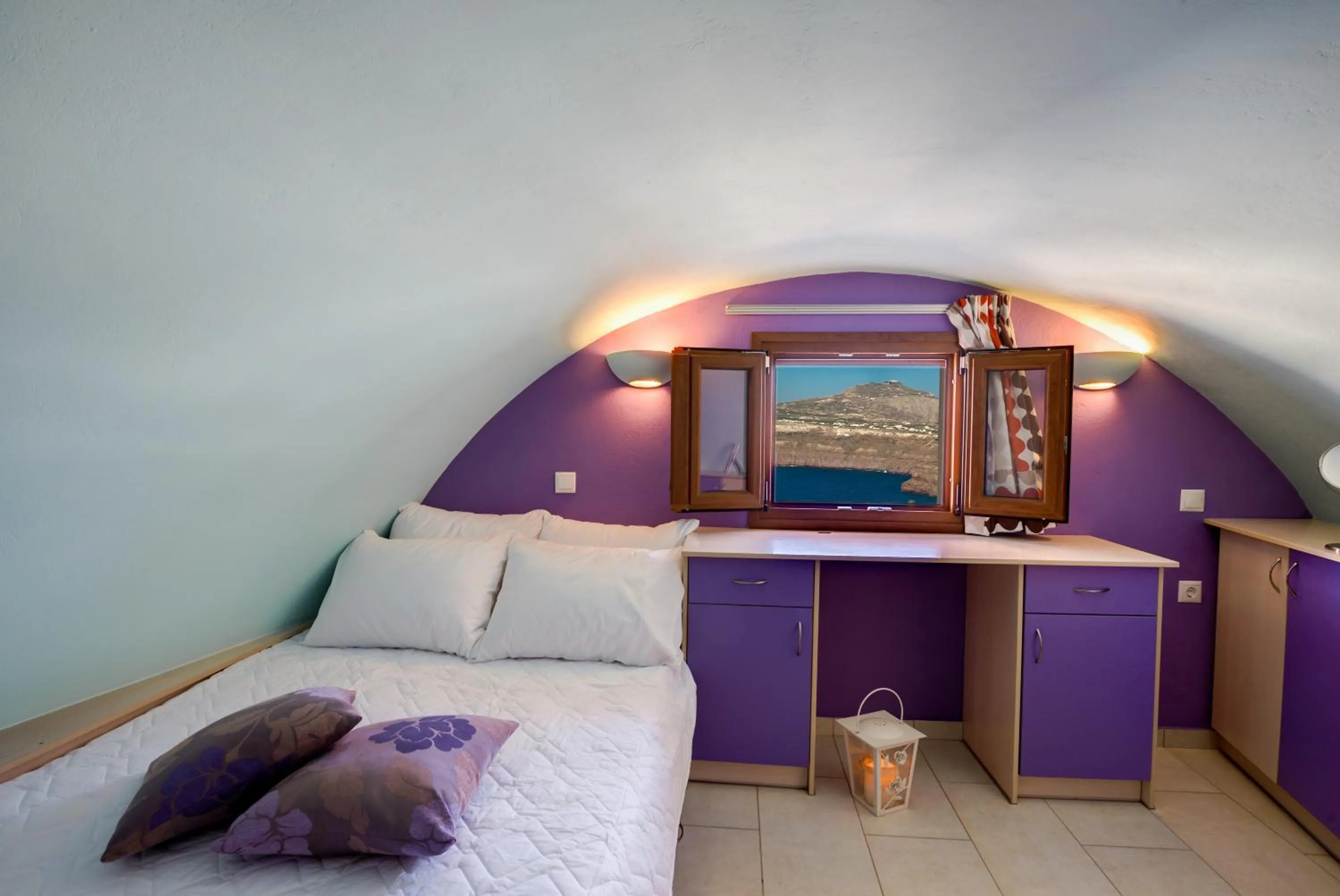 Bedroom in Akrotiri Apartments